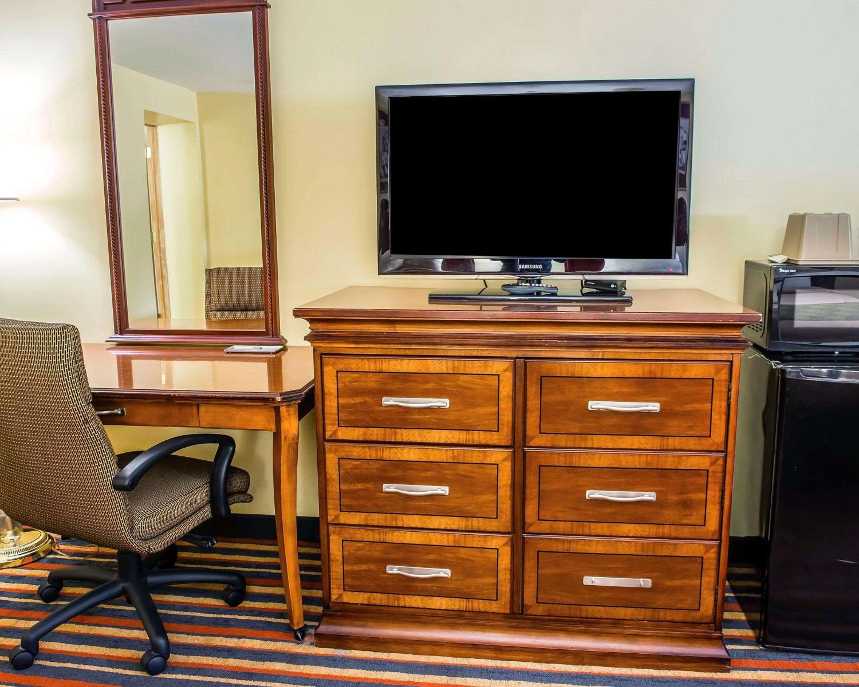 Queen Room with Two Queen Beds - Non-Smoking - Photo 1