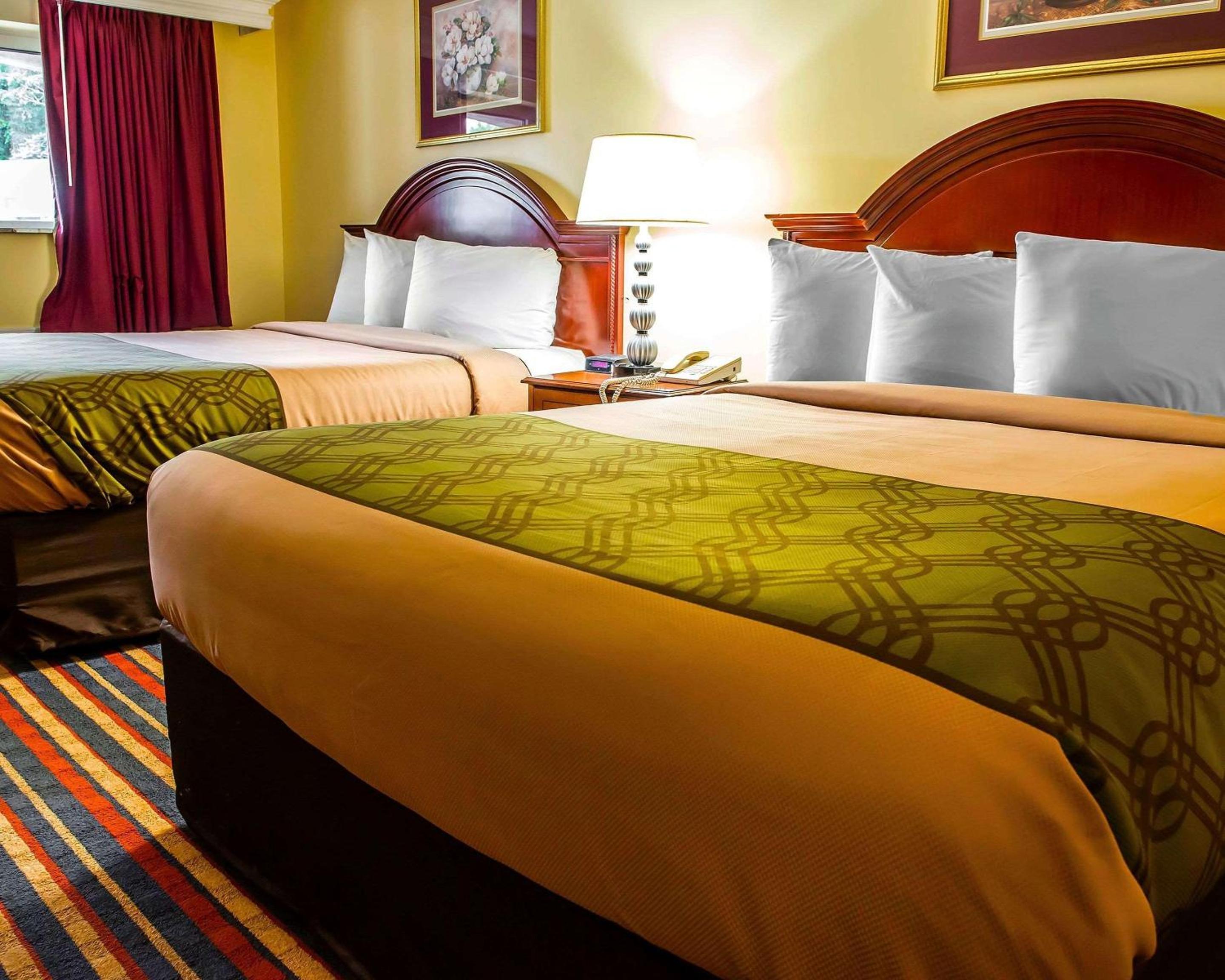 Queen Room with Two Queen Beds - Non-Smoking - Photo 10