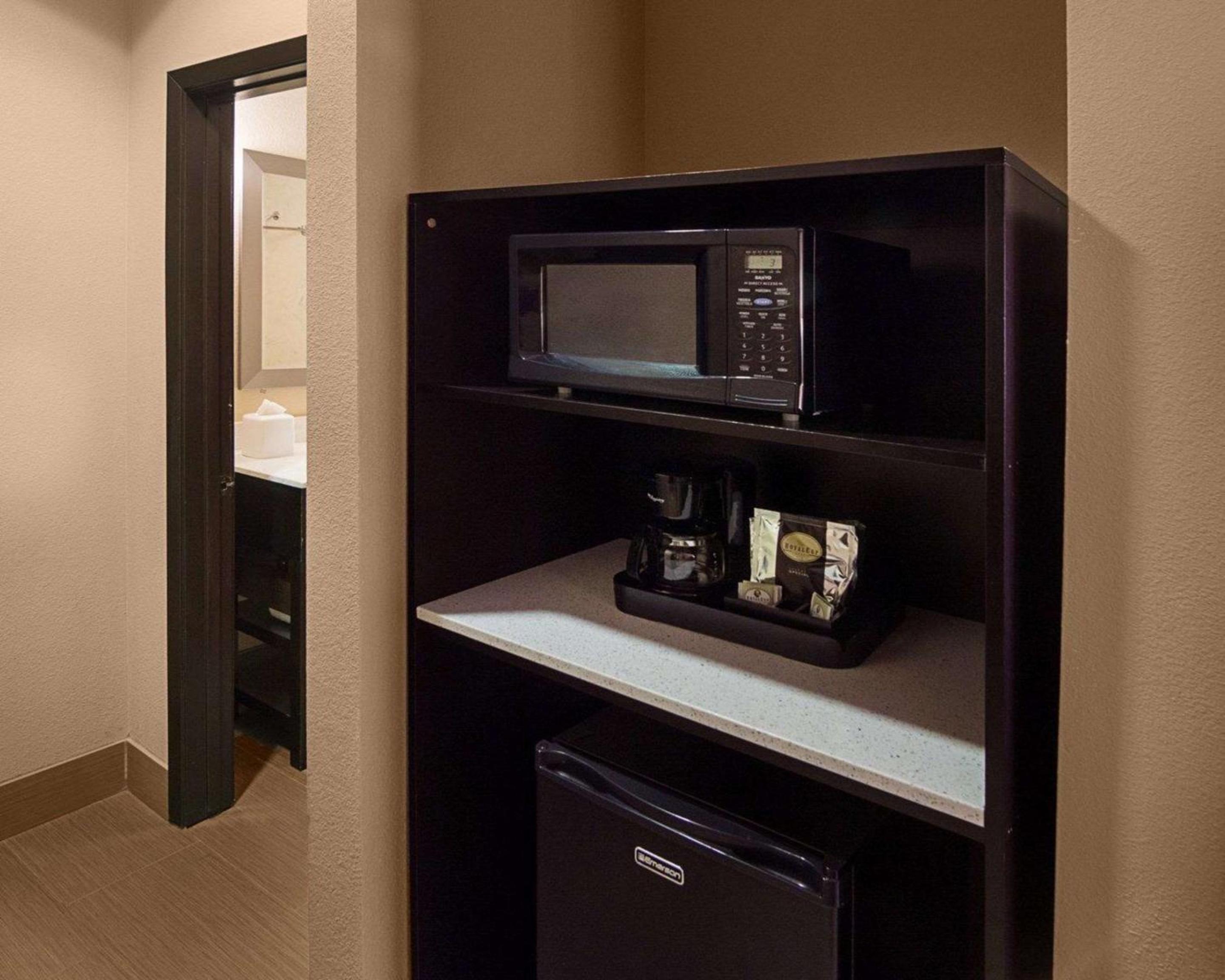 Queen Suite - Non-Smoking - Photo 35
