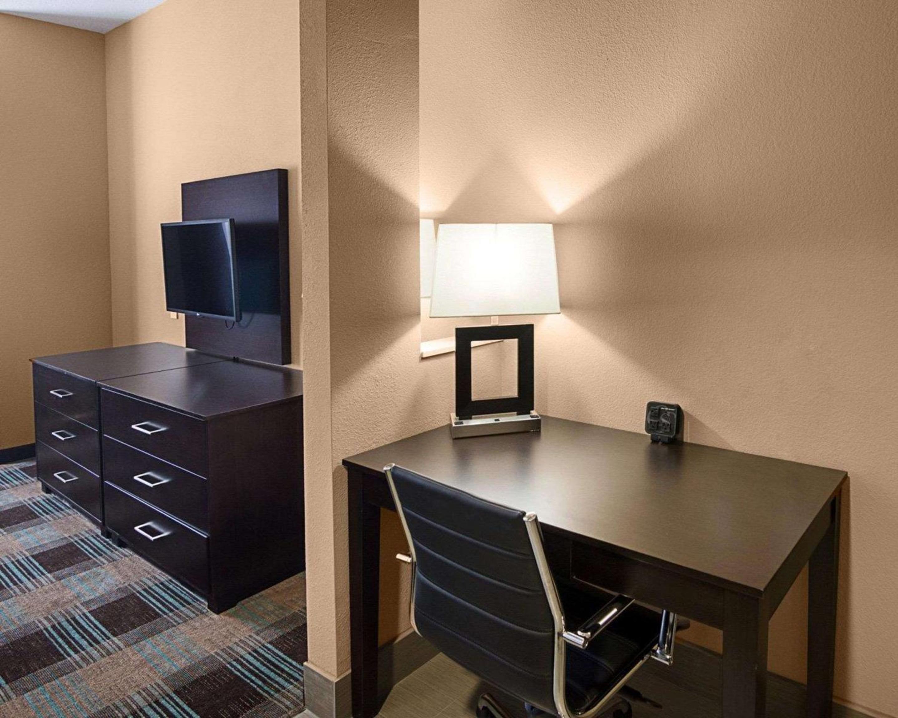 Queen Suite - Disability Access/Non-Smoking - Photo 14
