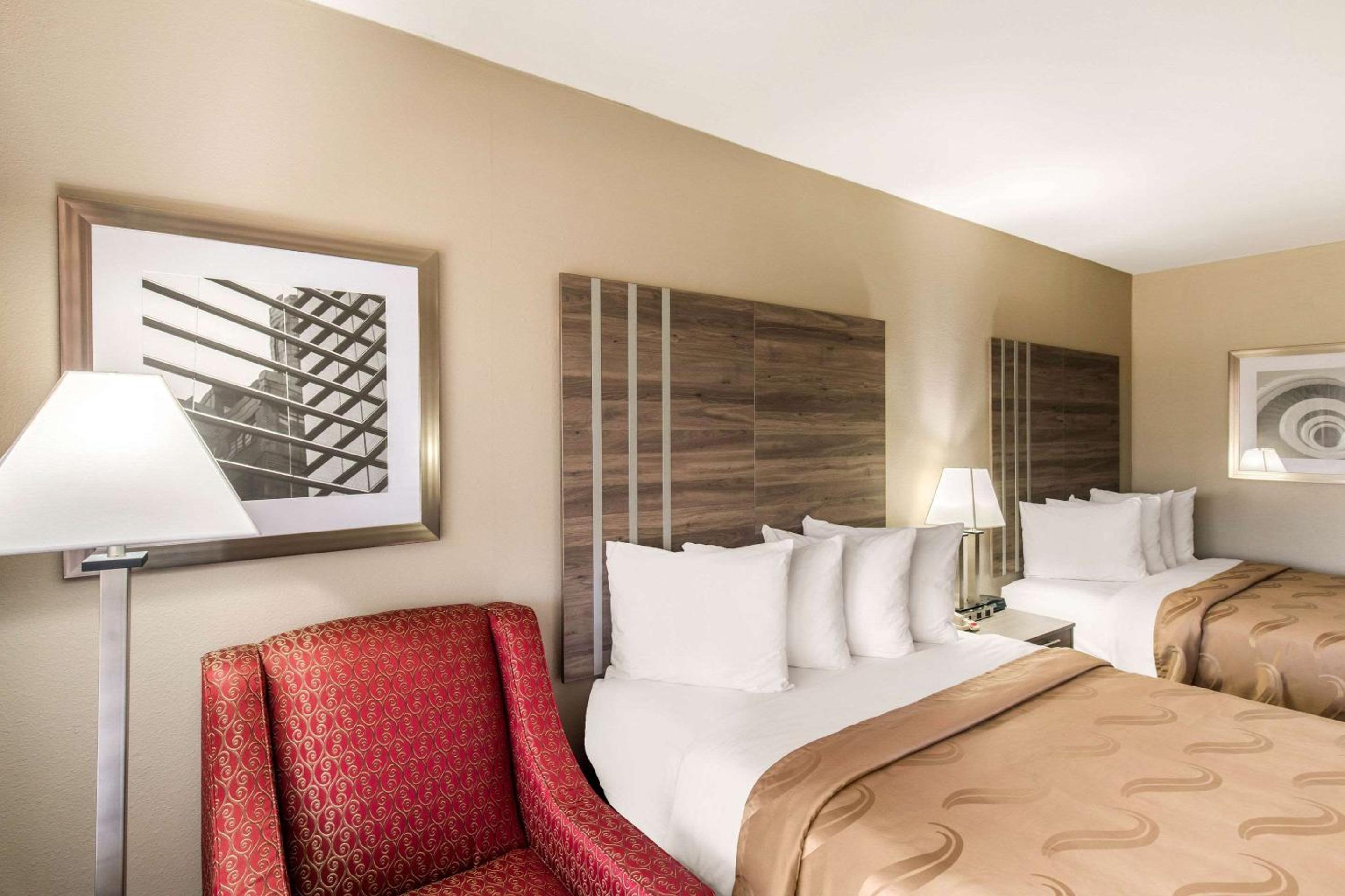 Queen Room with Two Queen Beds - Non-Smoking - Photo 7