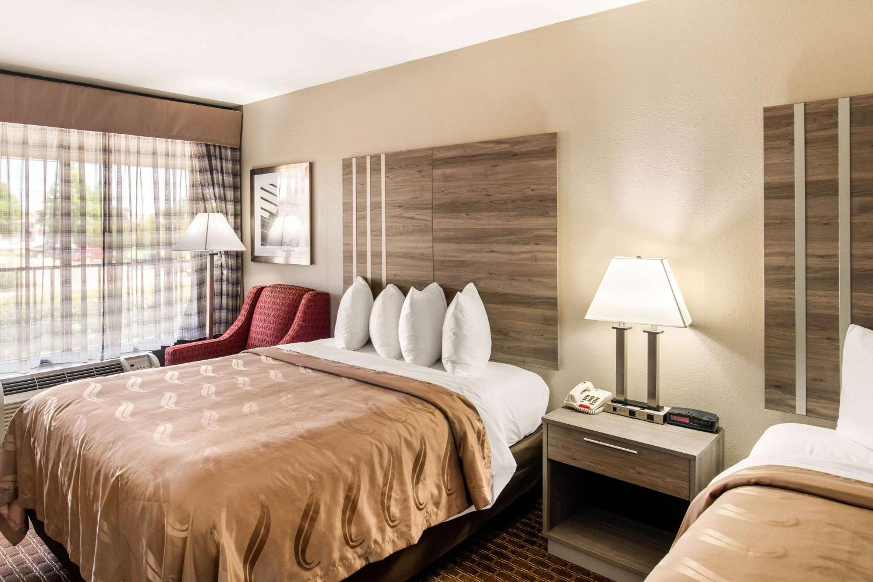 Queen Room with Two Queen Beds - Non-Smoking - Photo 6