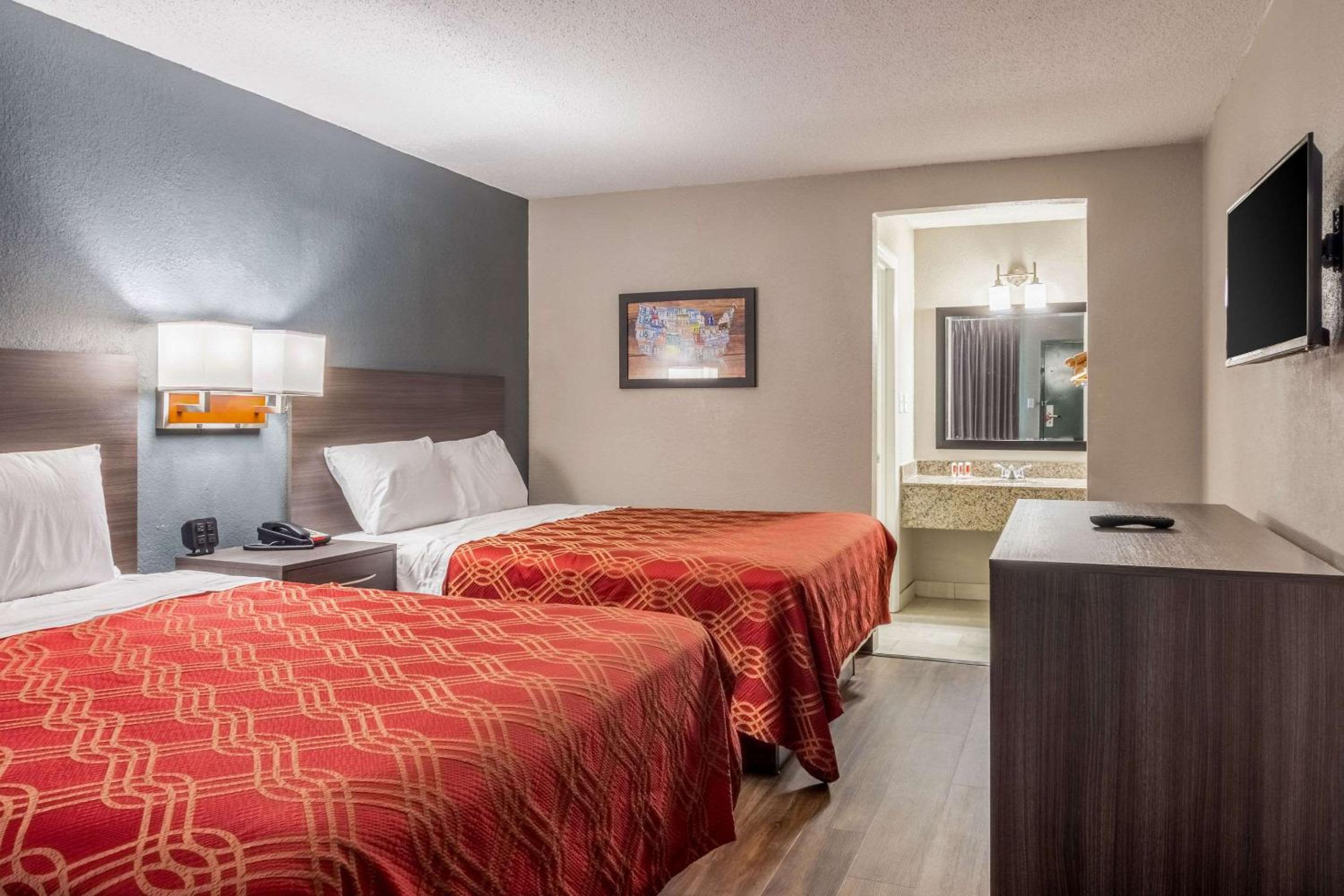 Queen Room with Two Queen Beds - Non-Smoking photo 3