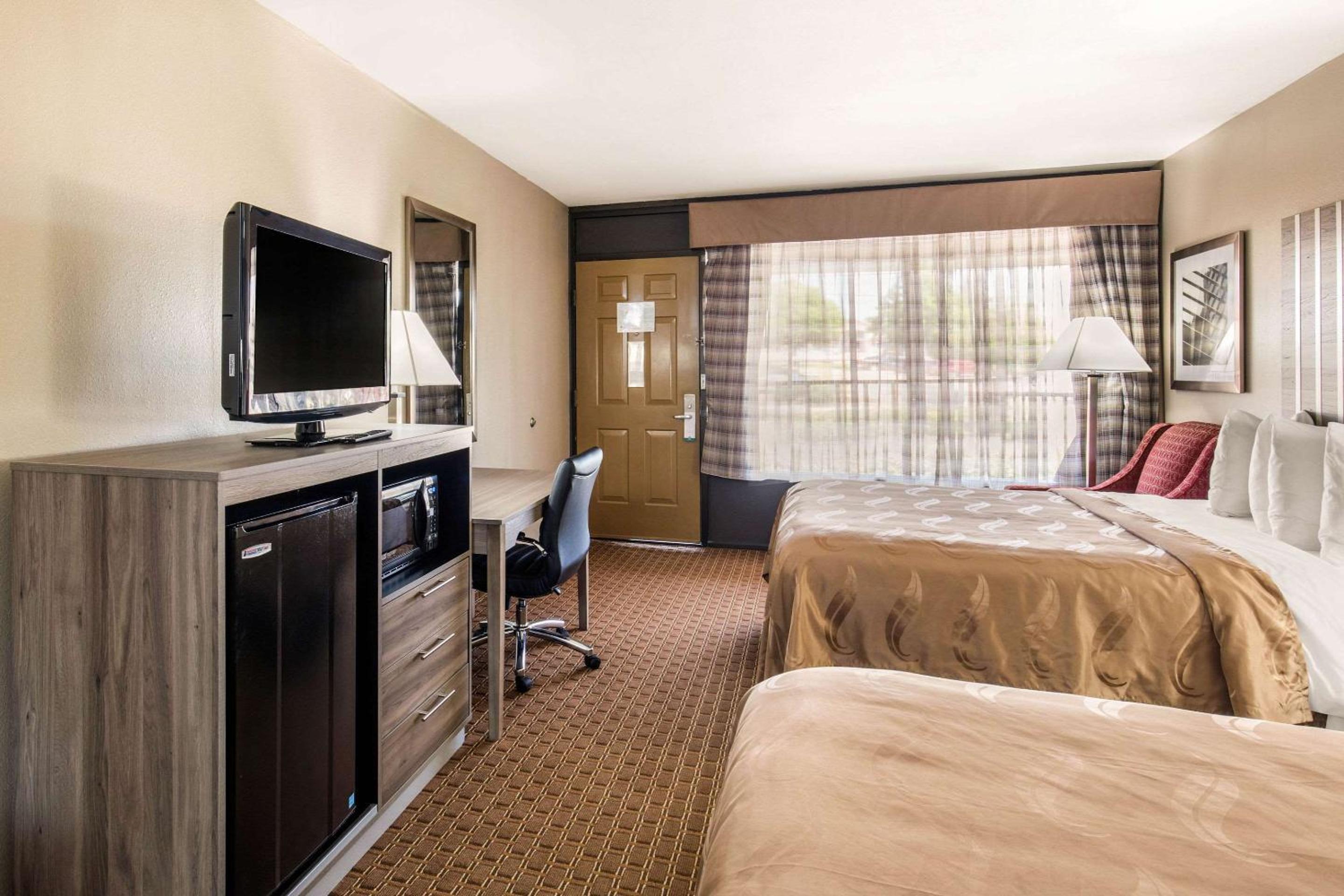 Queen Room with Two Queen Beds - Non-Smoking - Photo 5