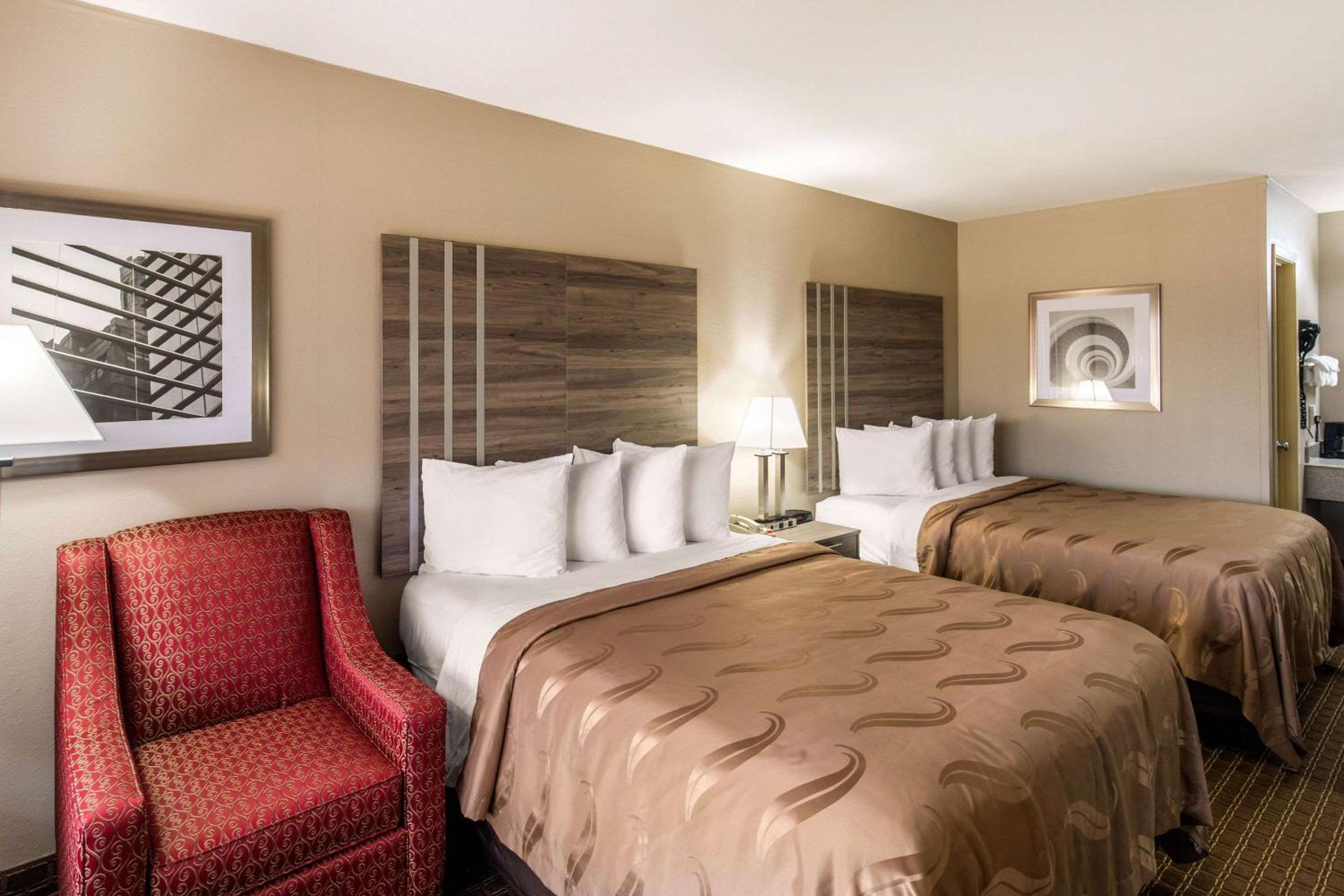 Queen Room with Two Queen Beds - Non-Smoking - Photo 3