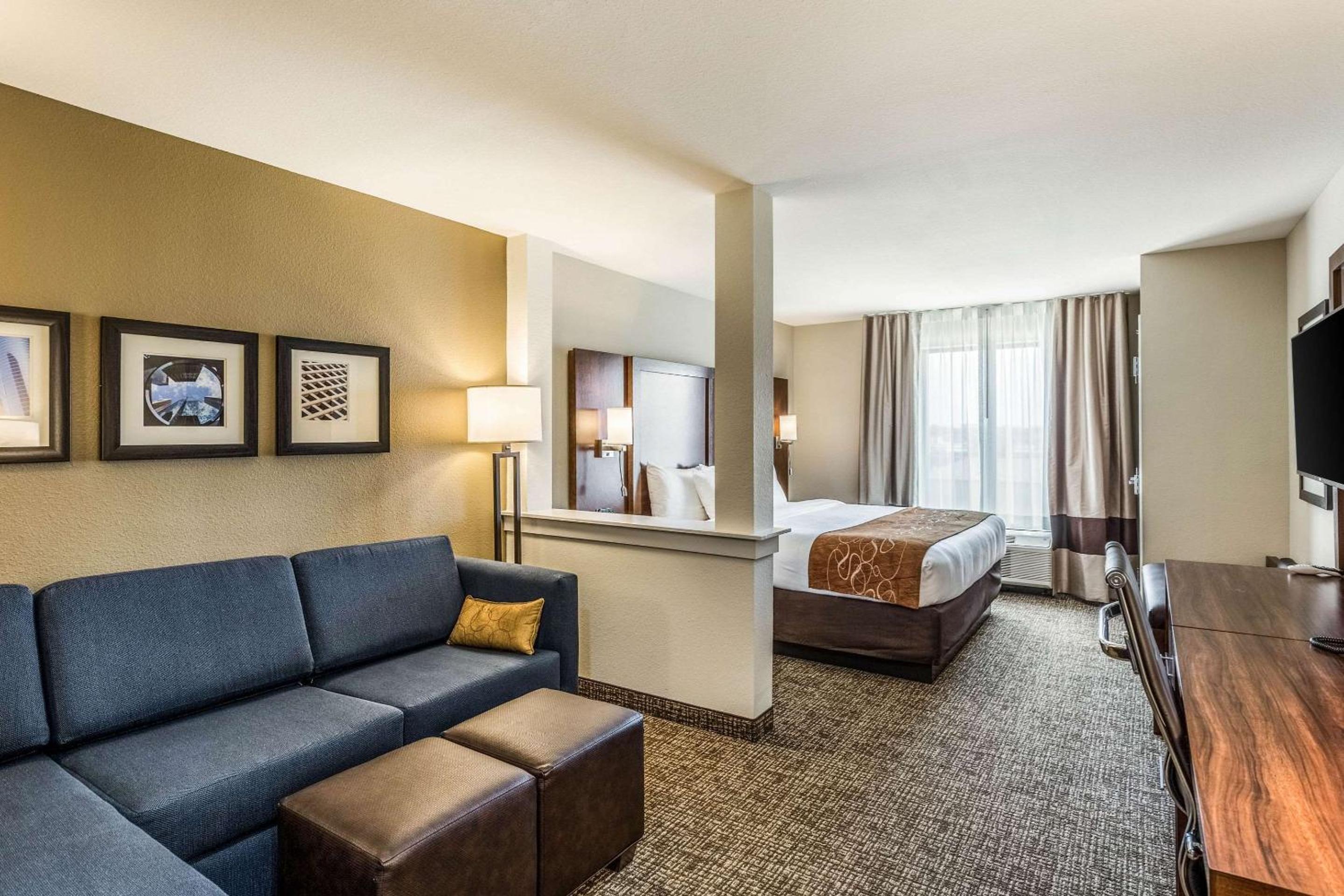King Suite with Sofa Bed - Non-Smoking photo 1