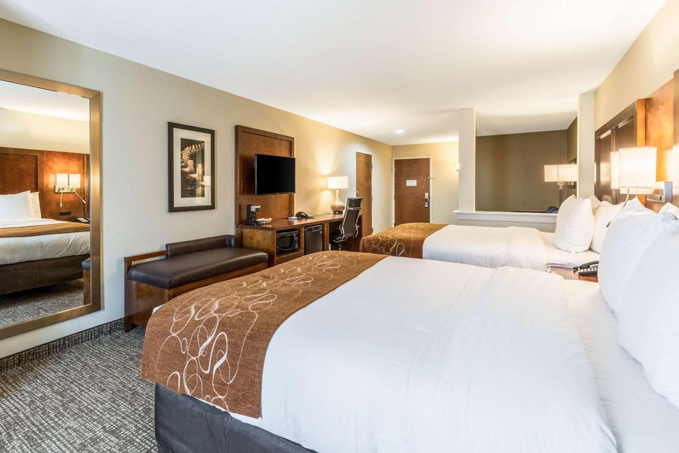 Queen Suite with Two Queen Beds - Disability Access/Non-Smoking photo 2