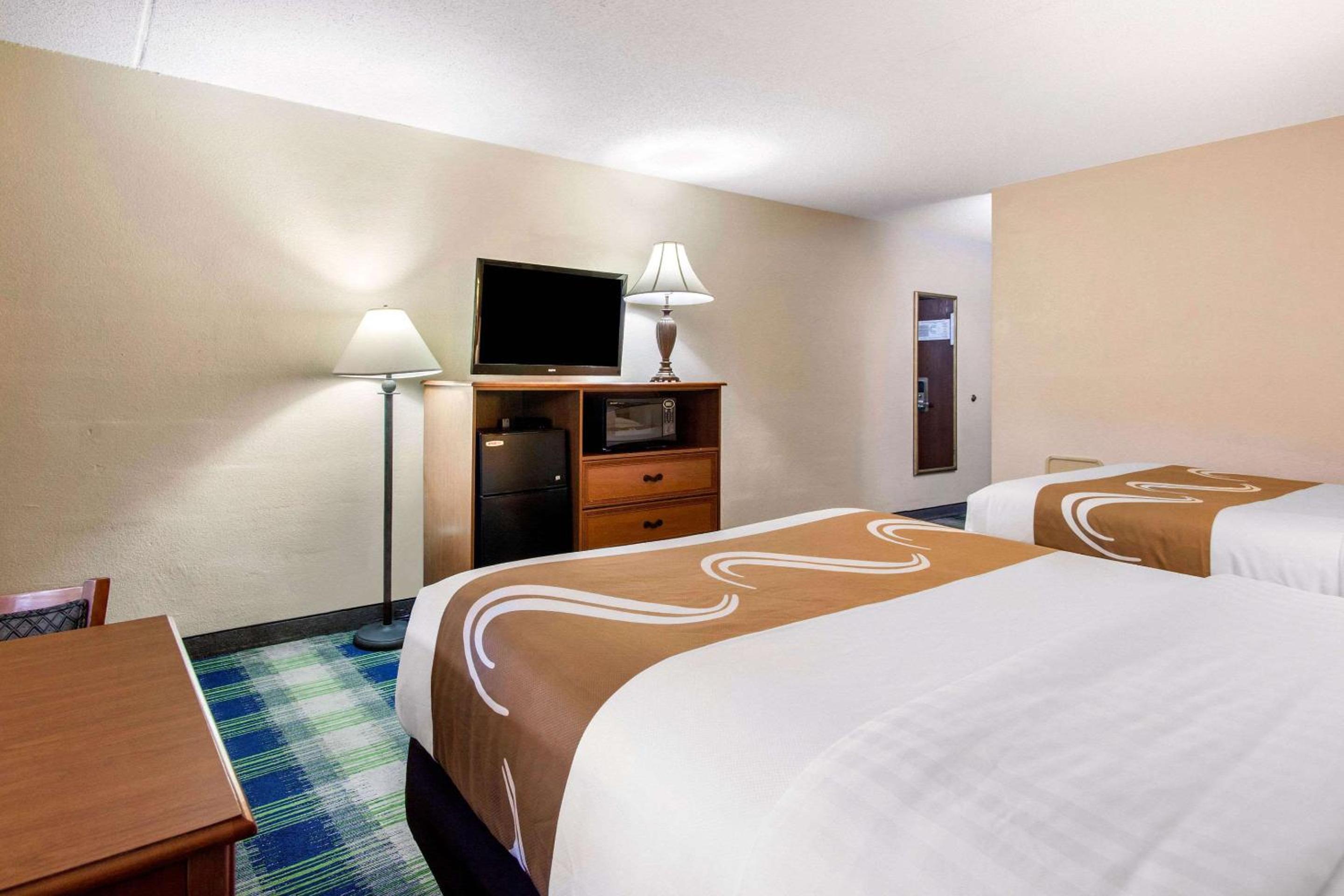 Queen Room With Two Queen Beds - Non-Smoking - Photo 1