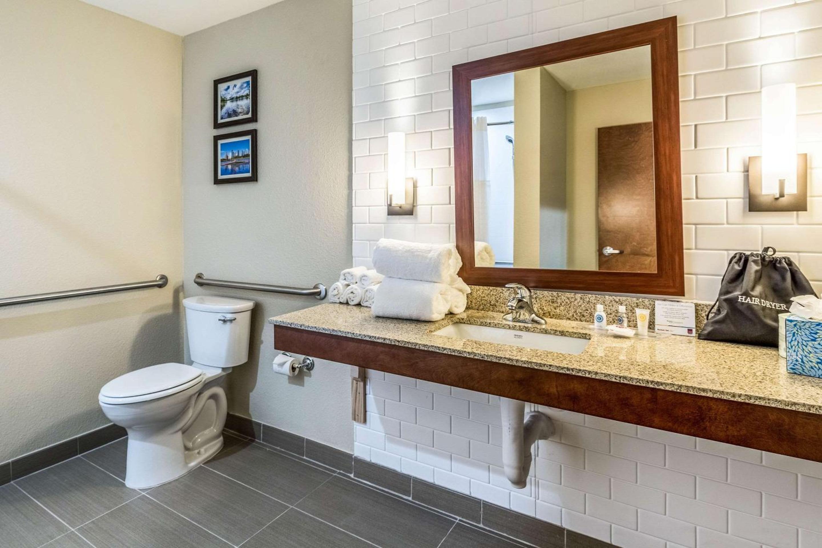King Suite with Roll-in-Shower - Accessible/Non-Smoking photo 2