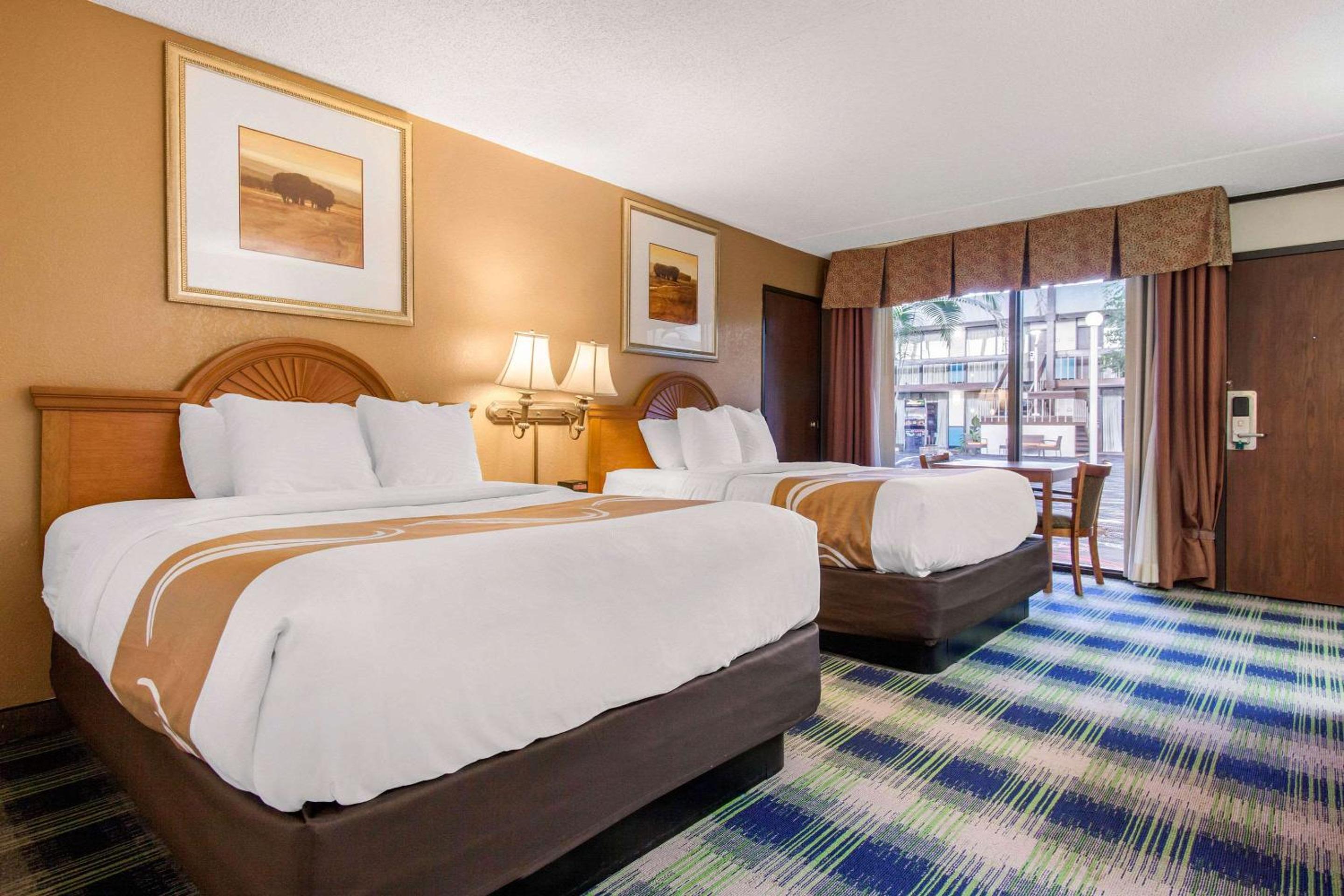 Queen Room With Two Queen Beds - Non-Smoking - Photo 4