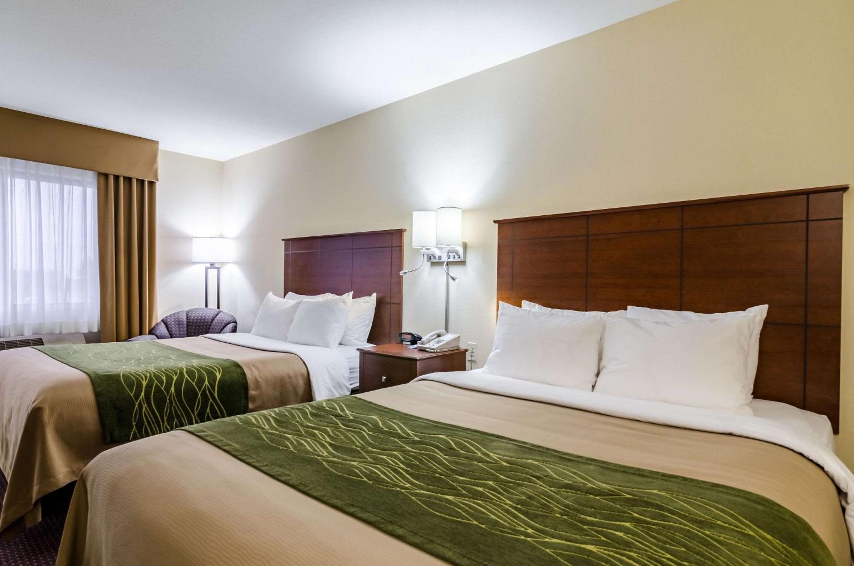 Queen Room with Two Queen Beds - Non-Smoking - Photo 5