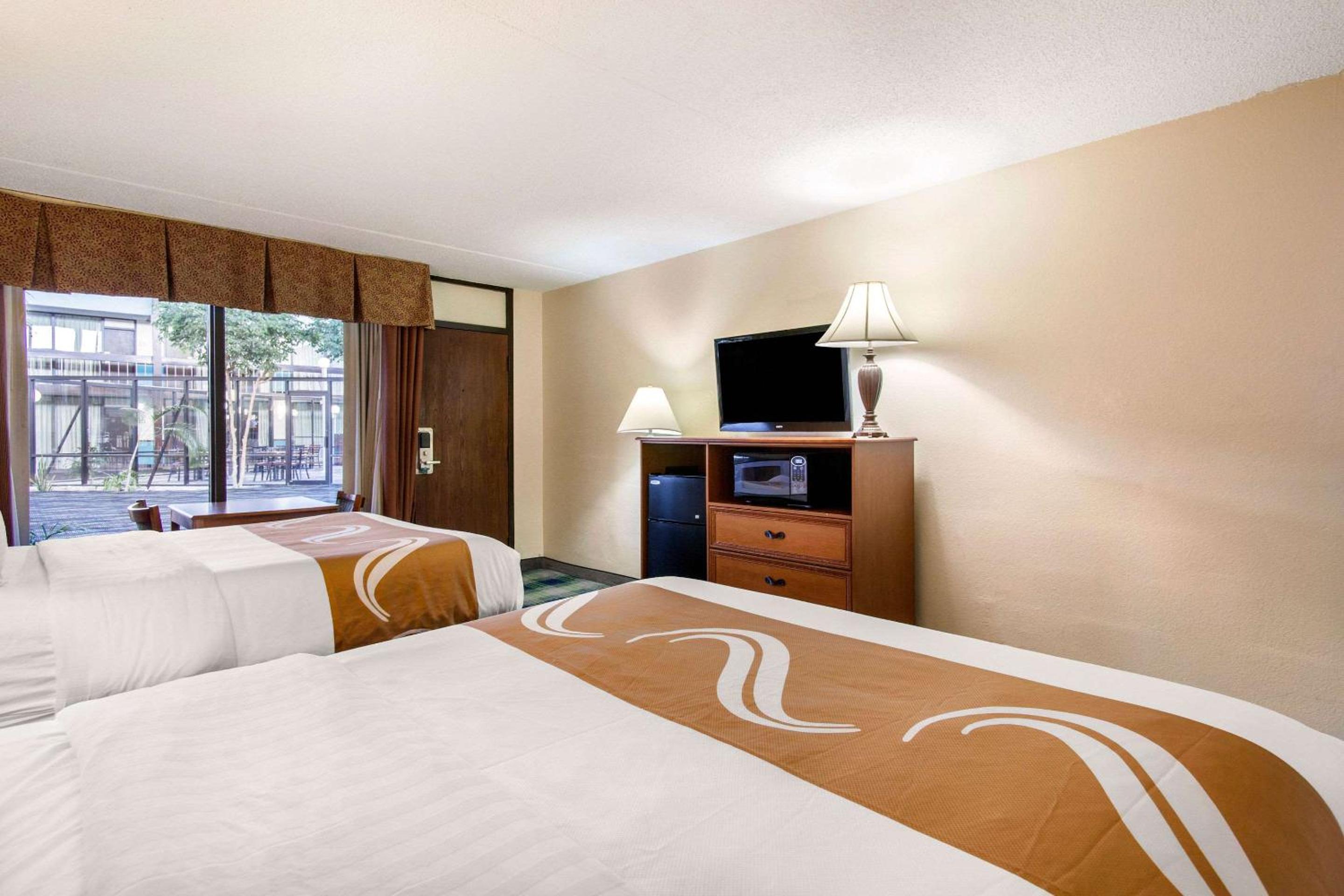 Queen Room With Two Queen Beds - Non-Smoking - Photo 2