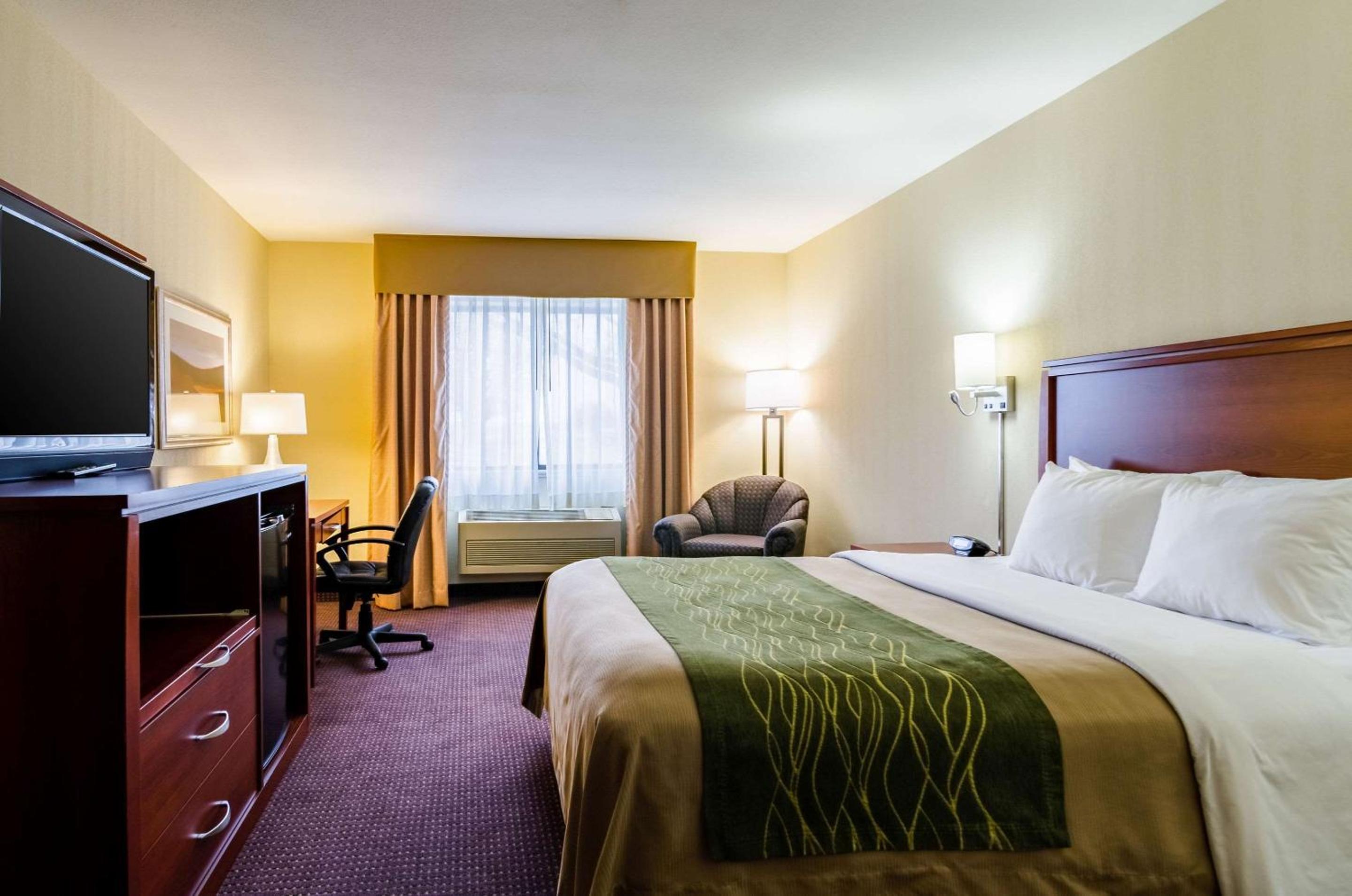 Queen Room with Two Queen Beds - Non-Smoking - Photo 3