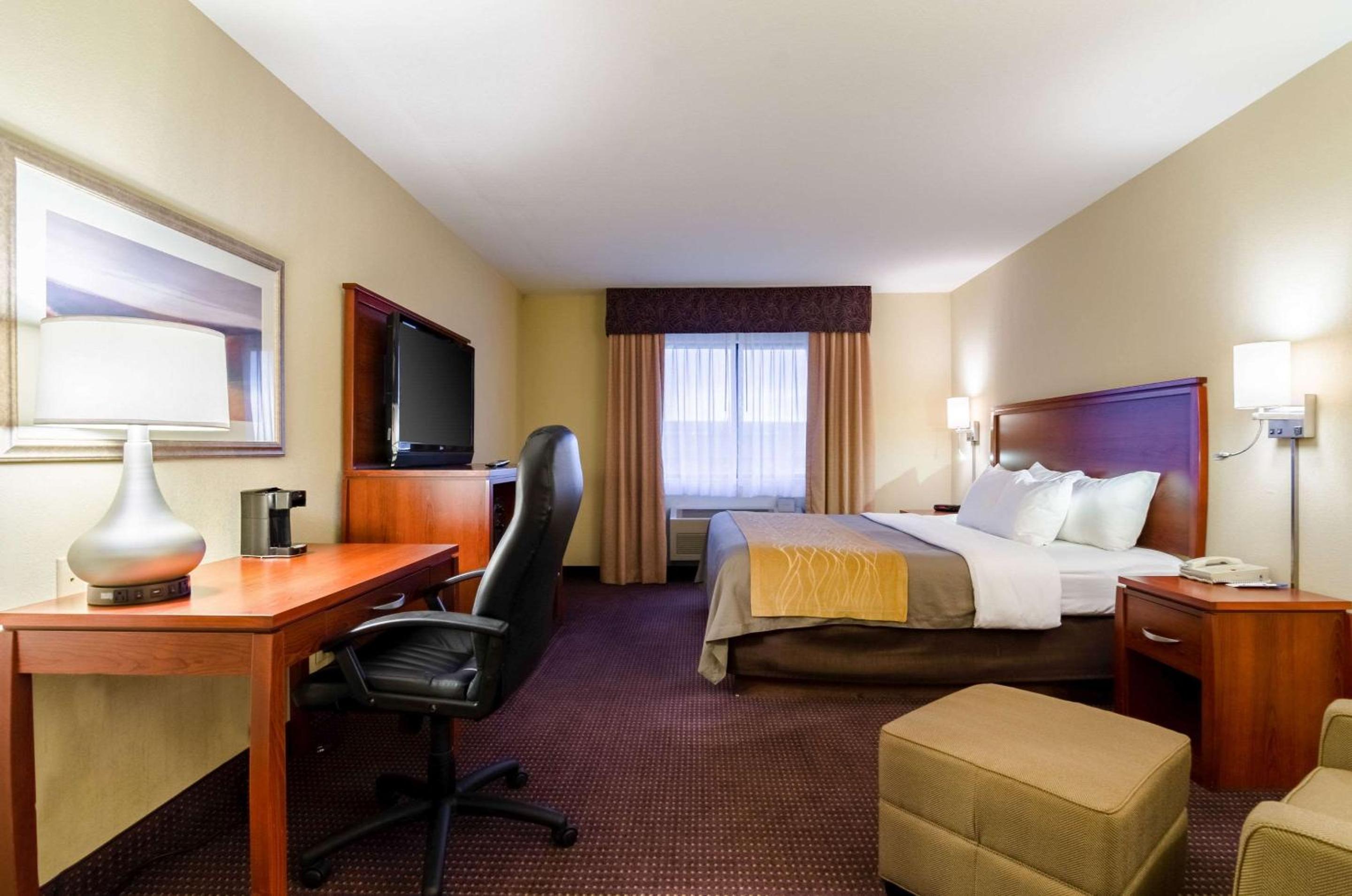 King Room - Non-Smoking - Photo 4