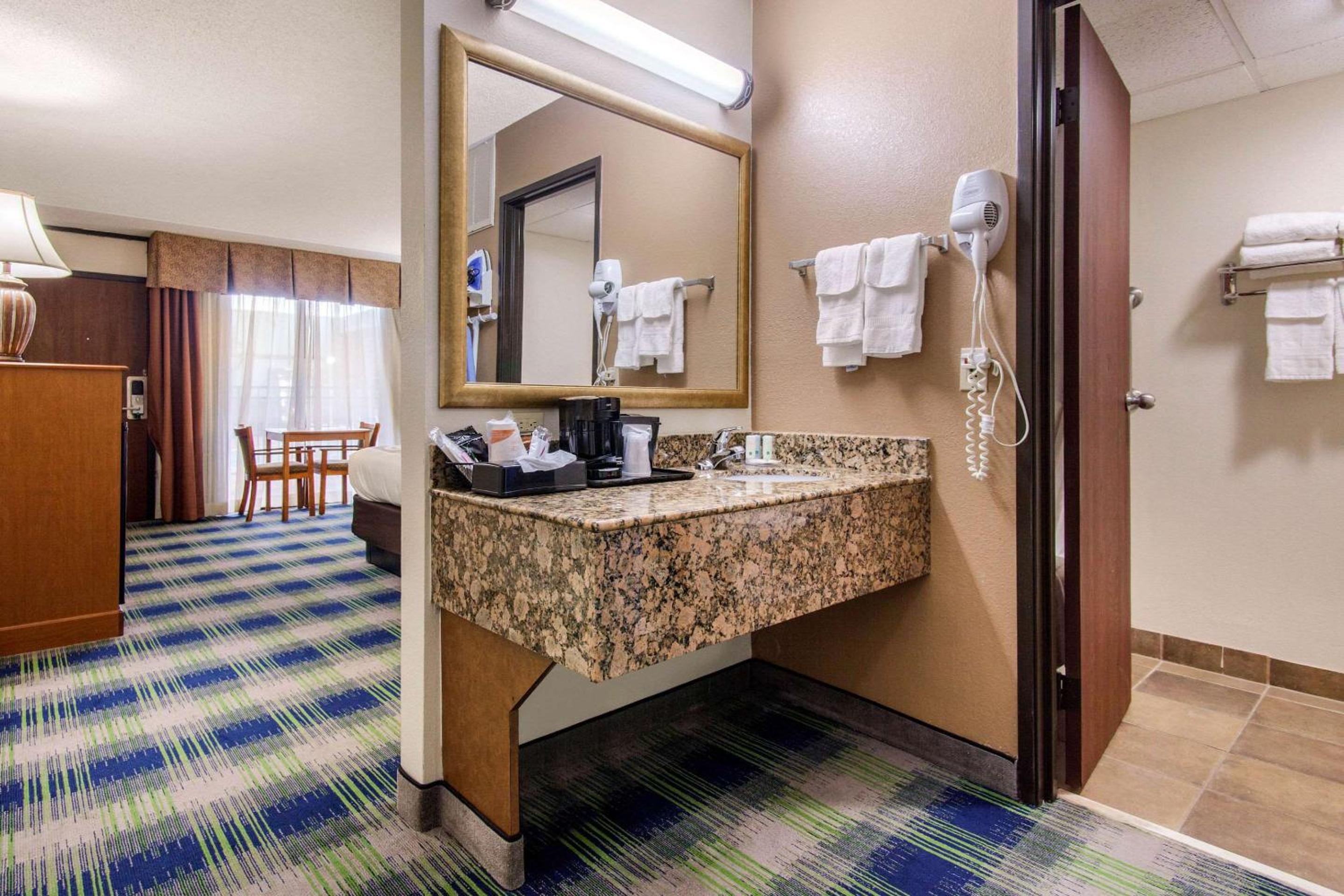 King Room - Non-Smoking - Photo 4