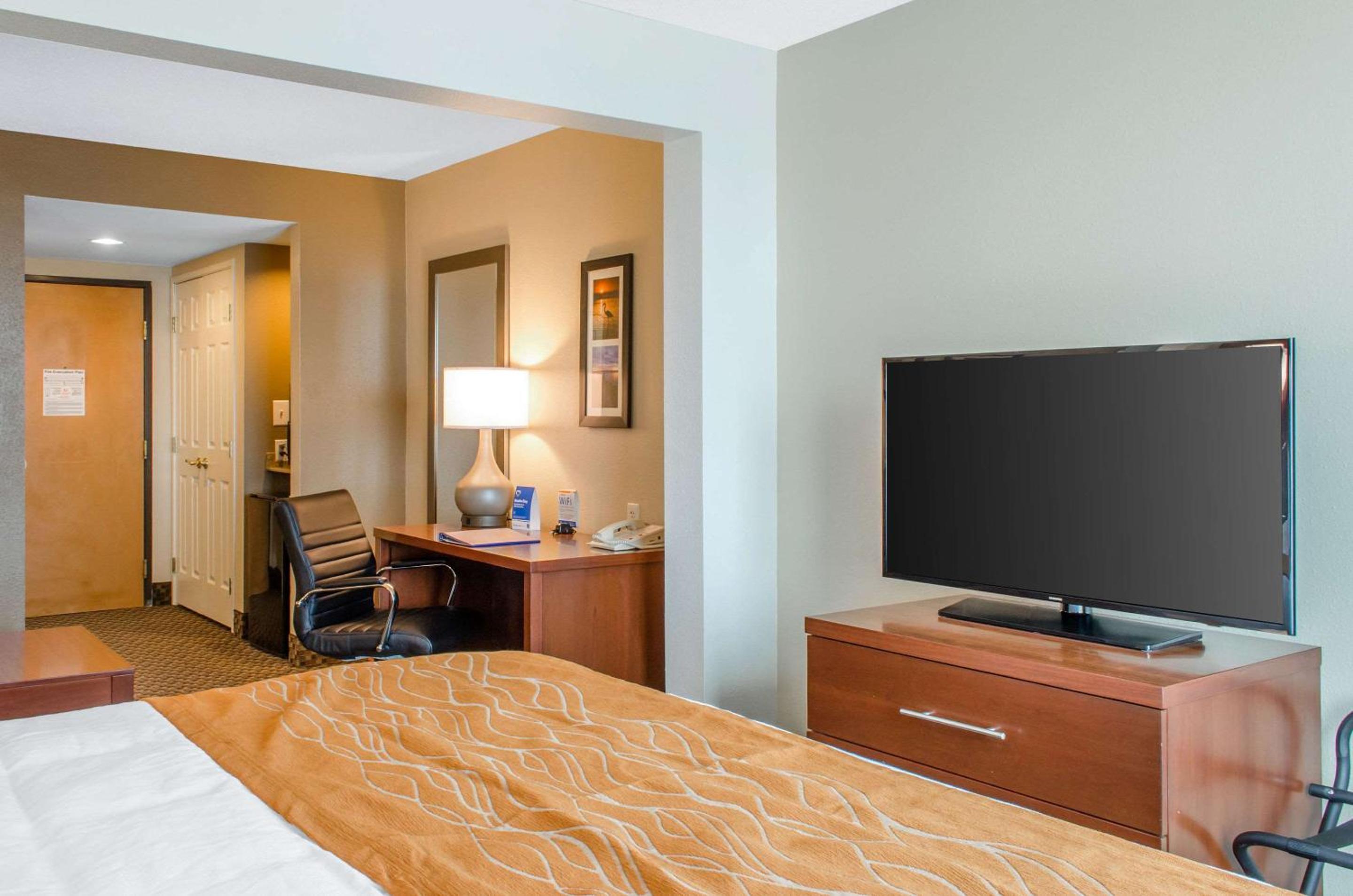 Queen Room with Two Queen Beds - Non-Smoking - Photo 1