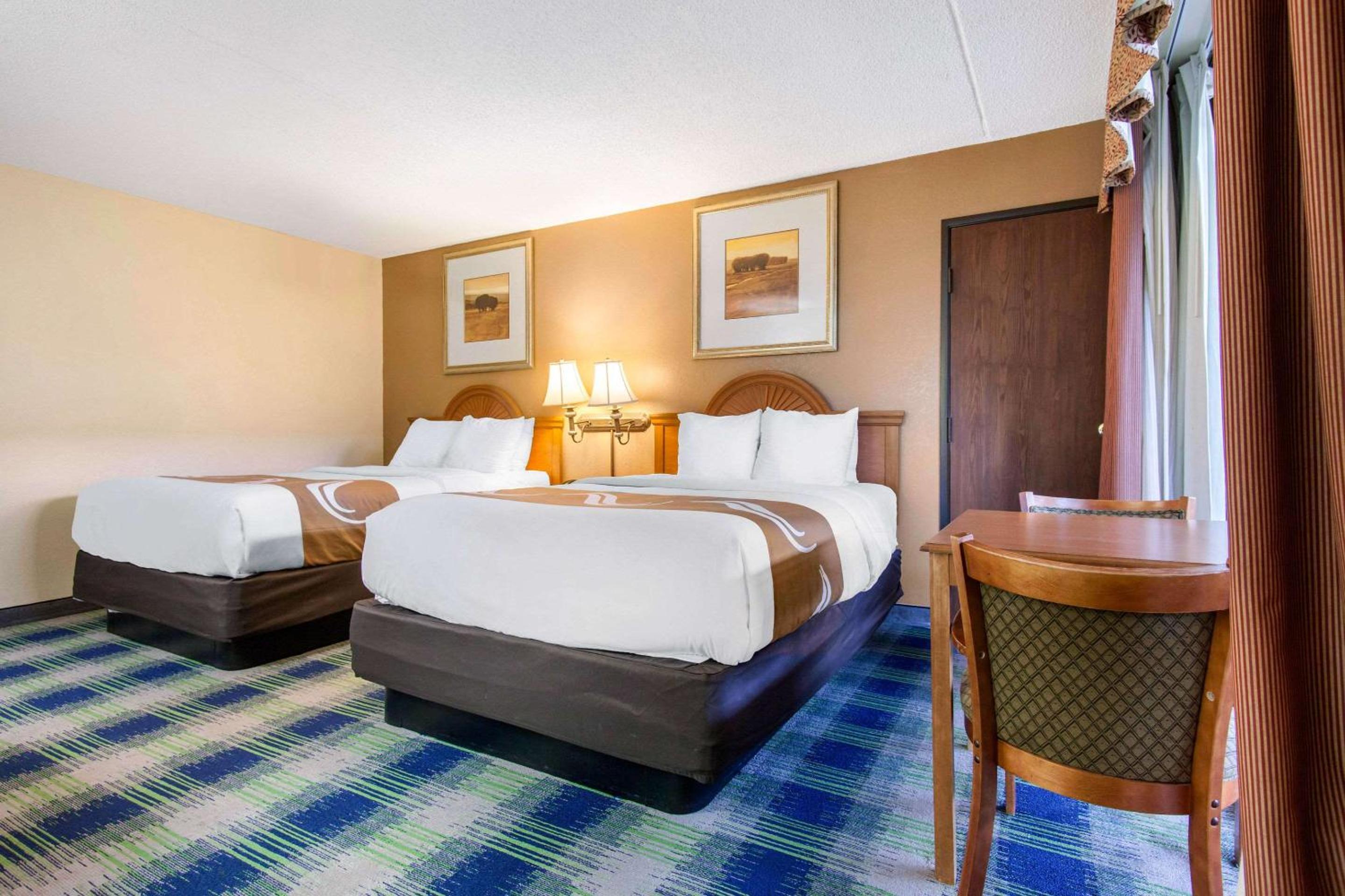 Queen Room With Two Queen Beds - Non-Smoking - Photo 5
