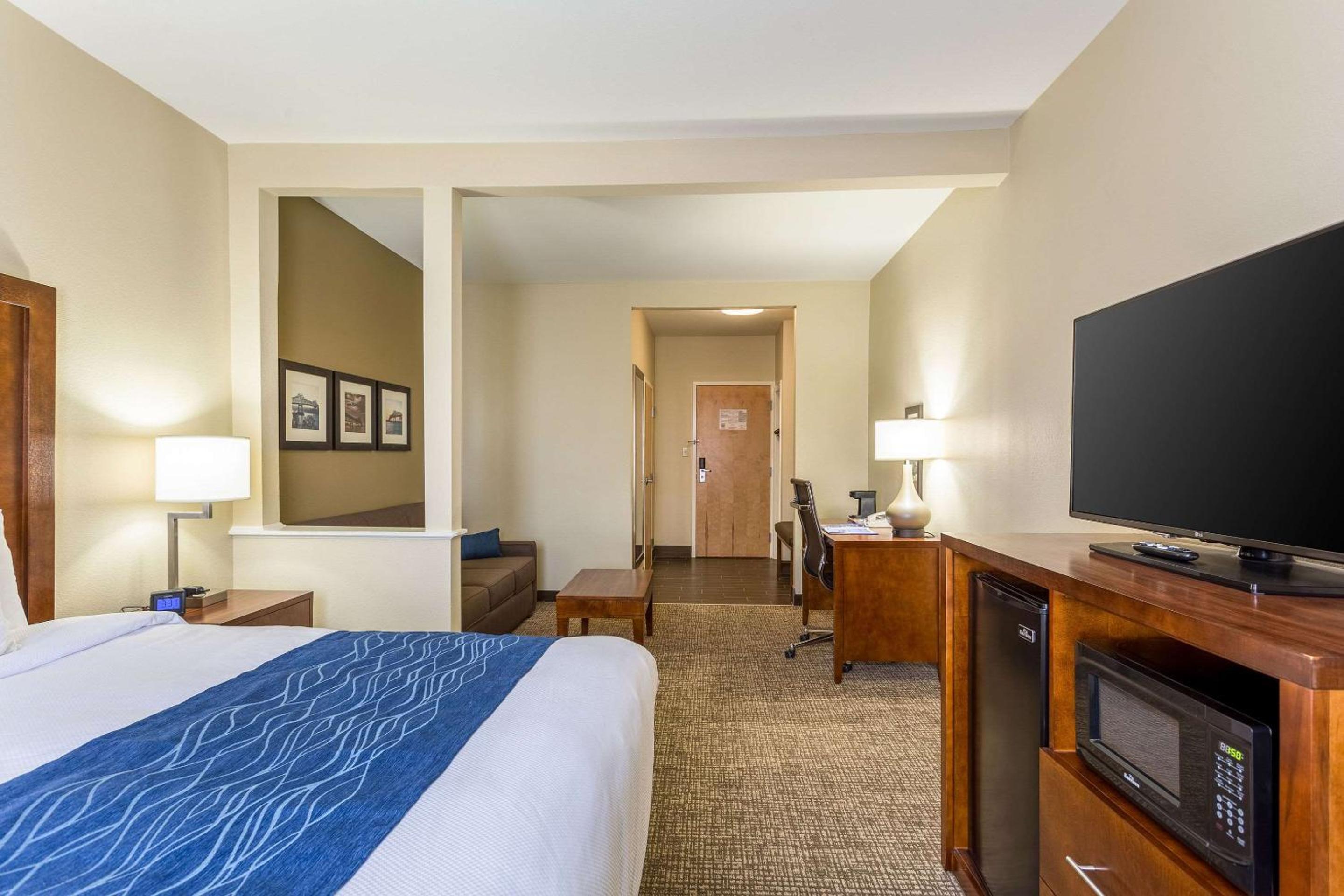 King Suite - Non-Smoking photo 1