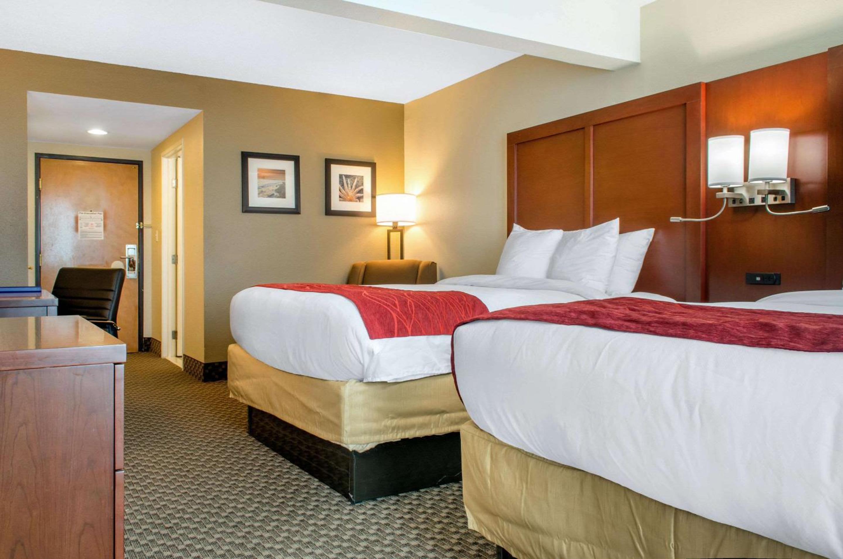Queen Room with Two Queen Beds - Non-Smoking - Photo 2