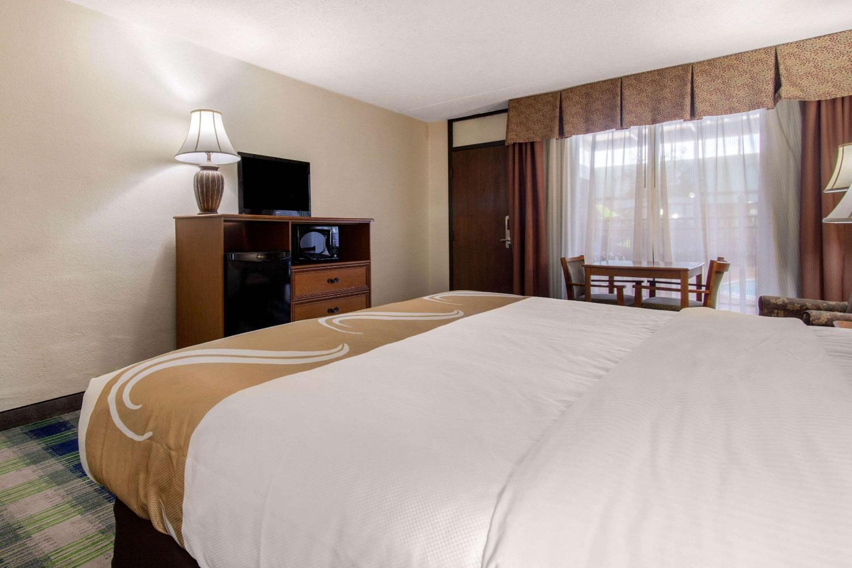 King Room - Non-Smoking - Photo 2