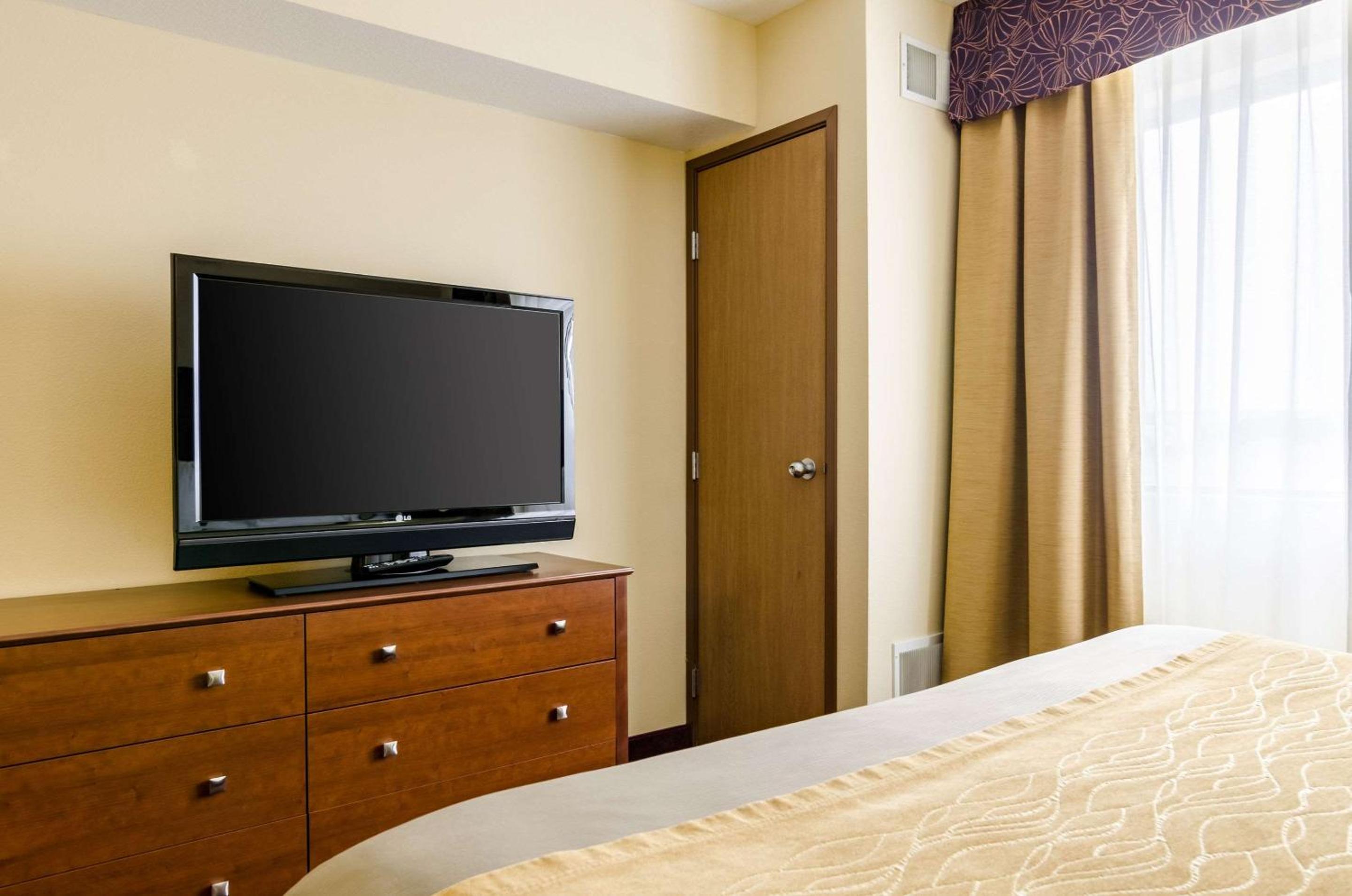 King Suite - Non-Smoking - Photo 6