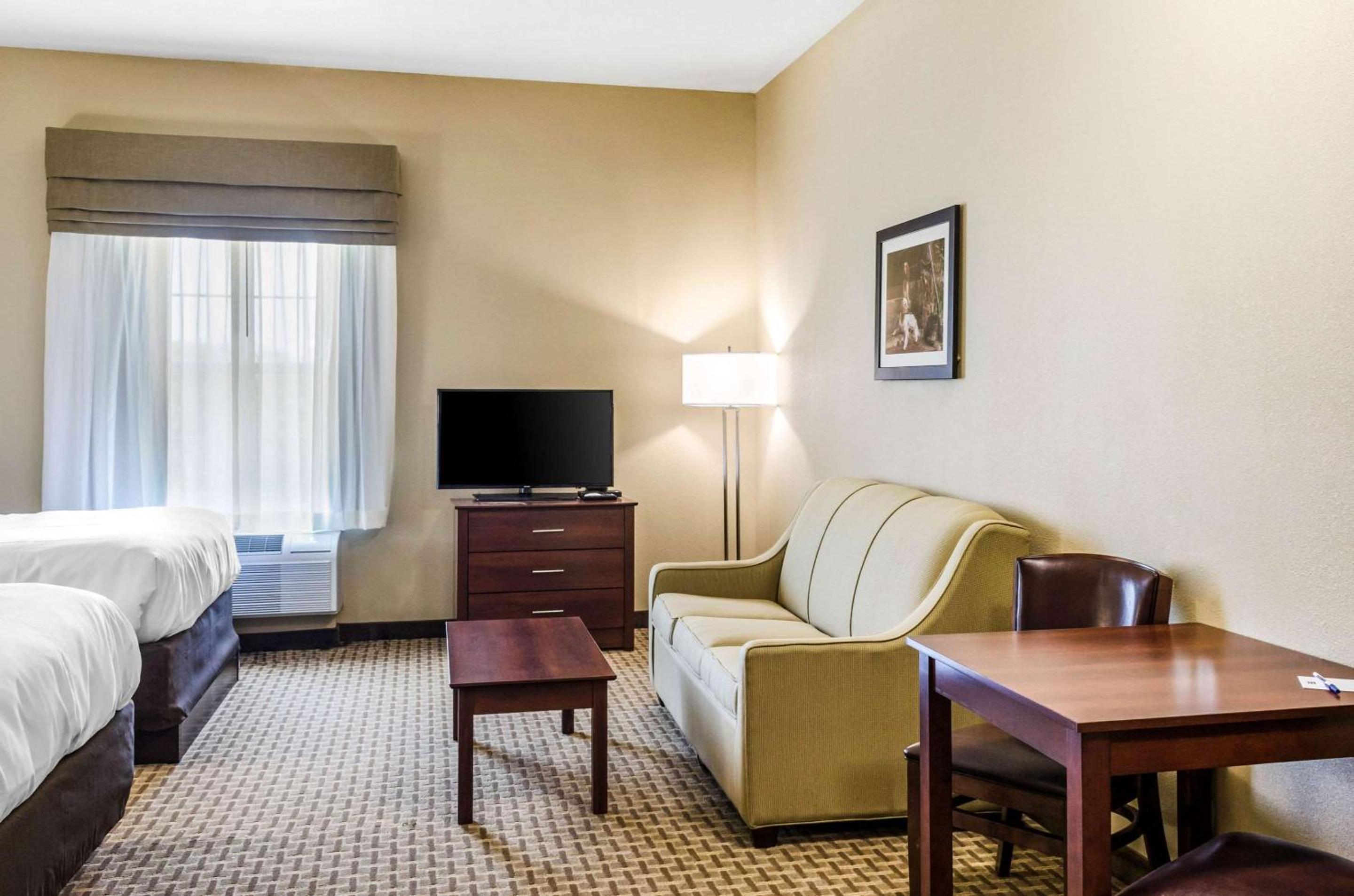 Queen Room with Two Queen Beds - Disability Access photo 2