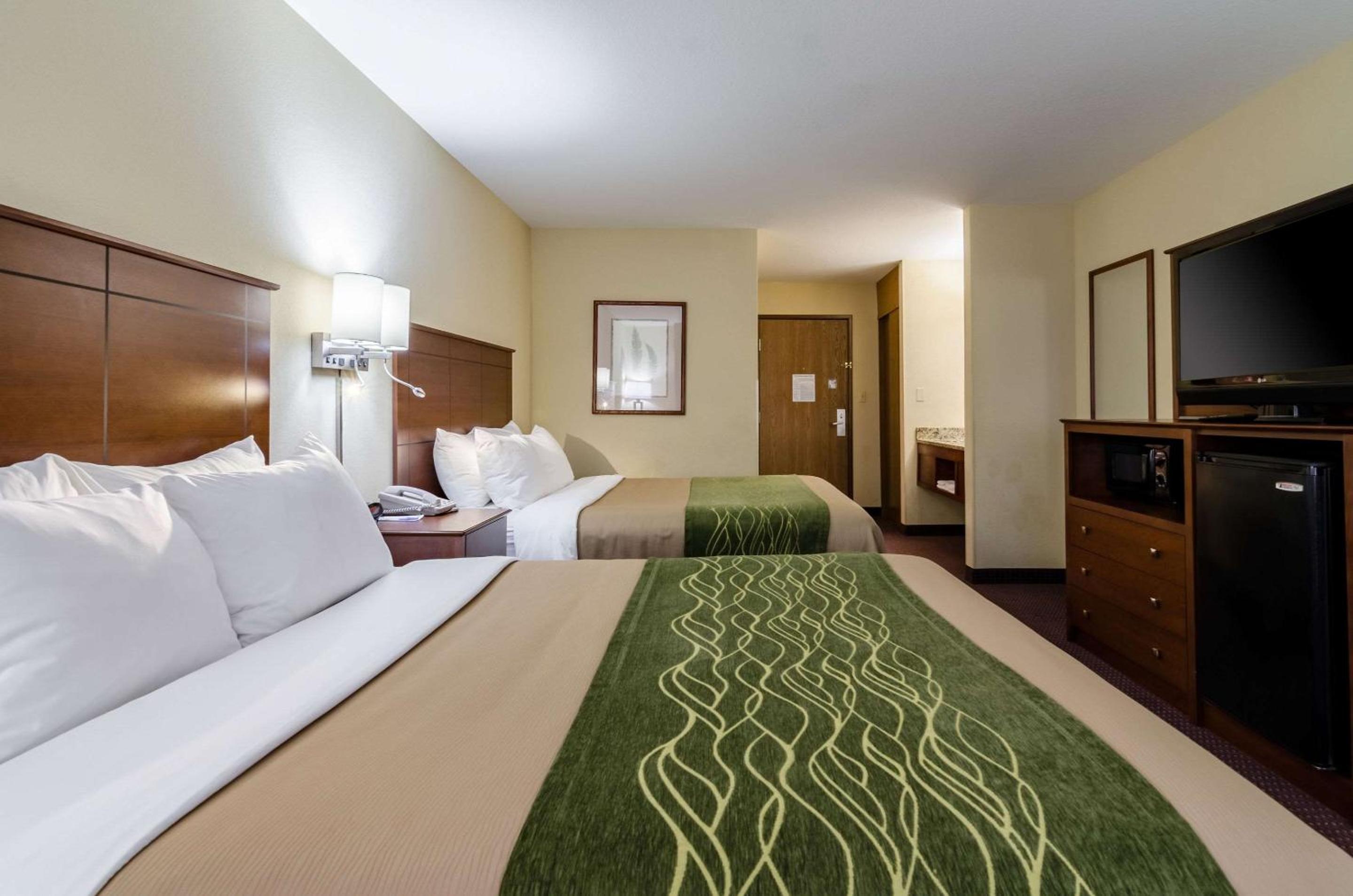 Queen Room with Two Queen Beds - Non-Smoking - Photo 4
