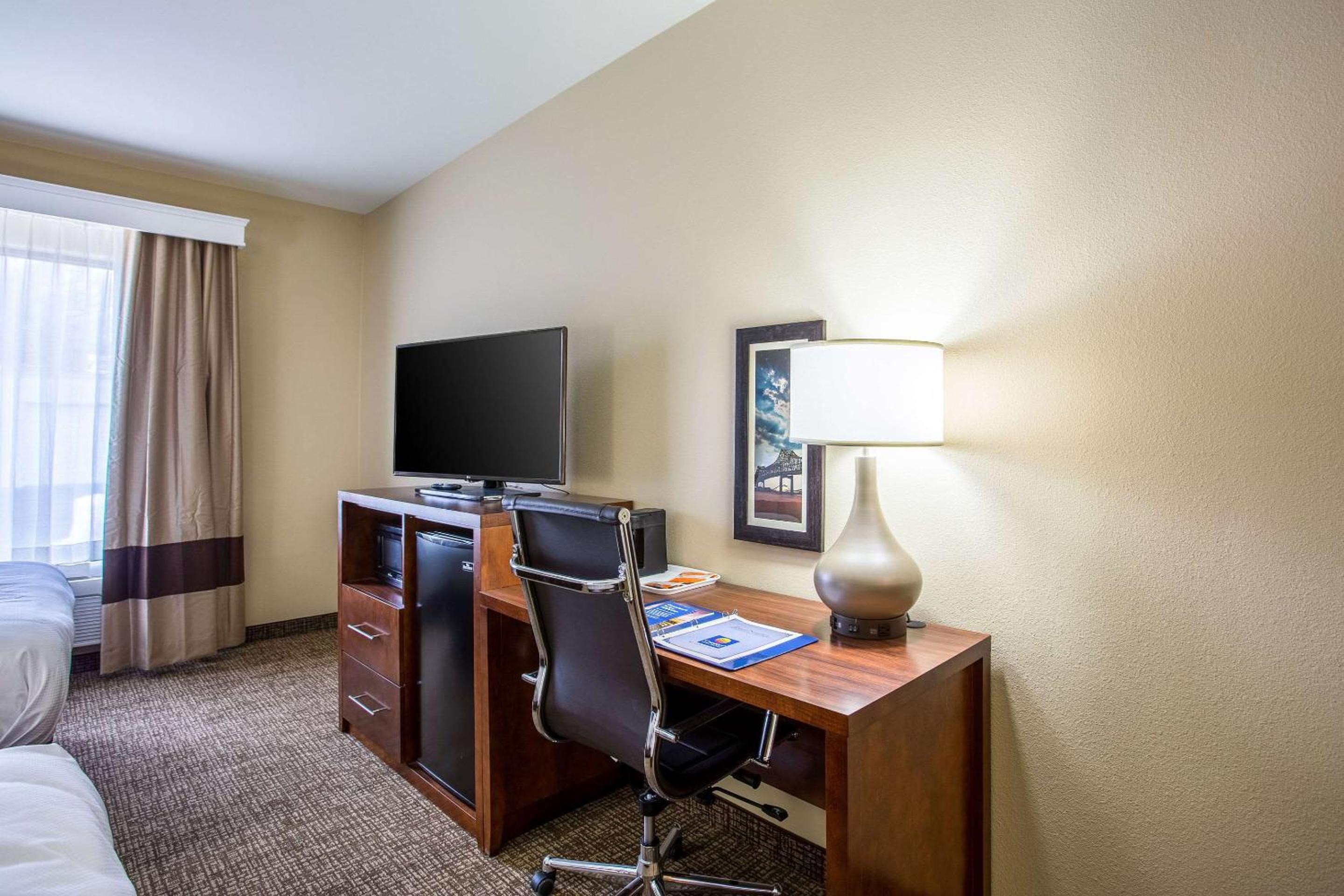 King Suite - Non-Smoking photo 2