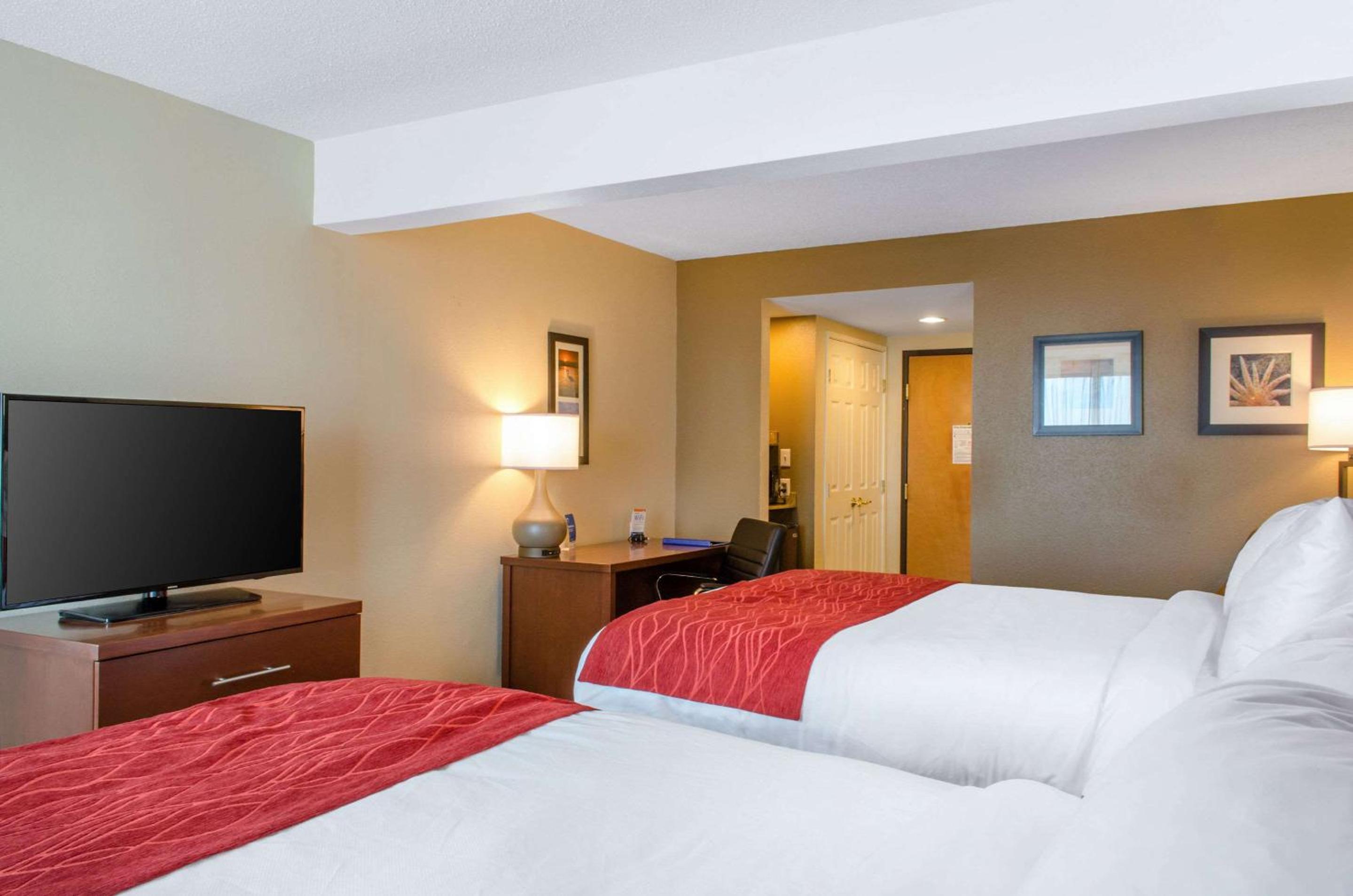Queen Room with Two Queen Beds - Non-Smoking - Photo 3