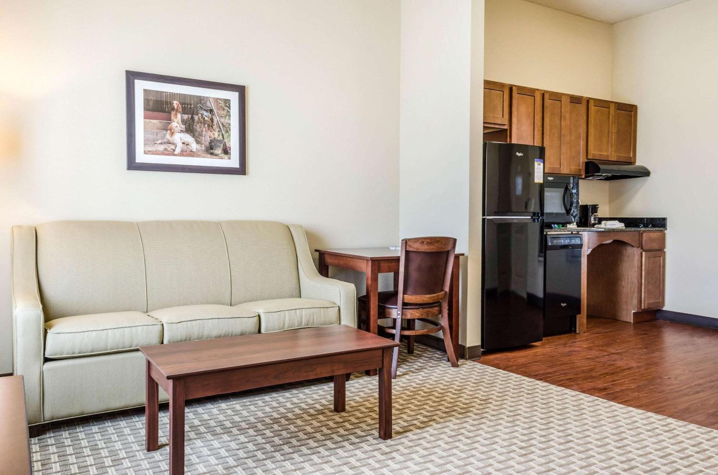 King Suite - Non-Smoking photo 3