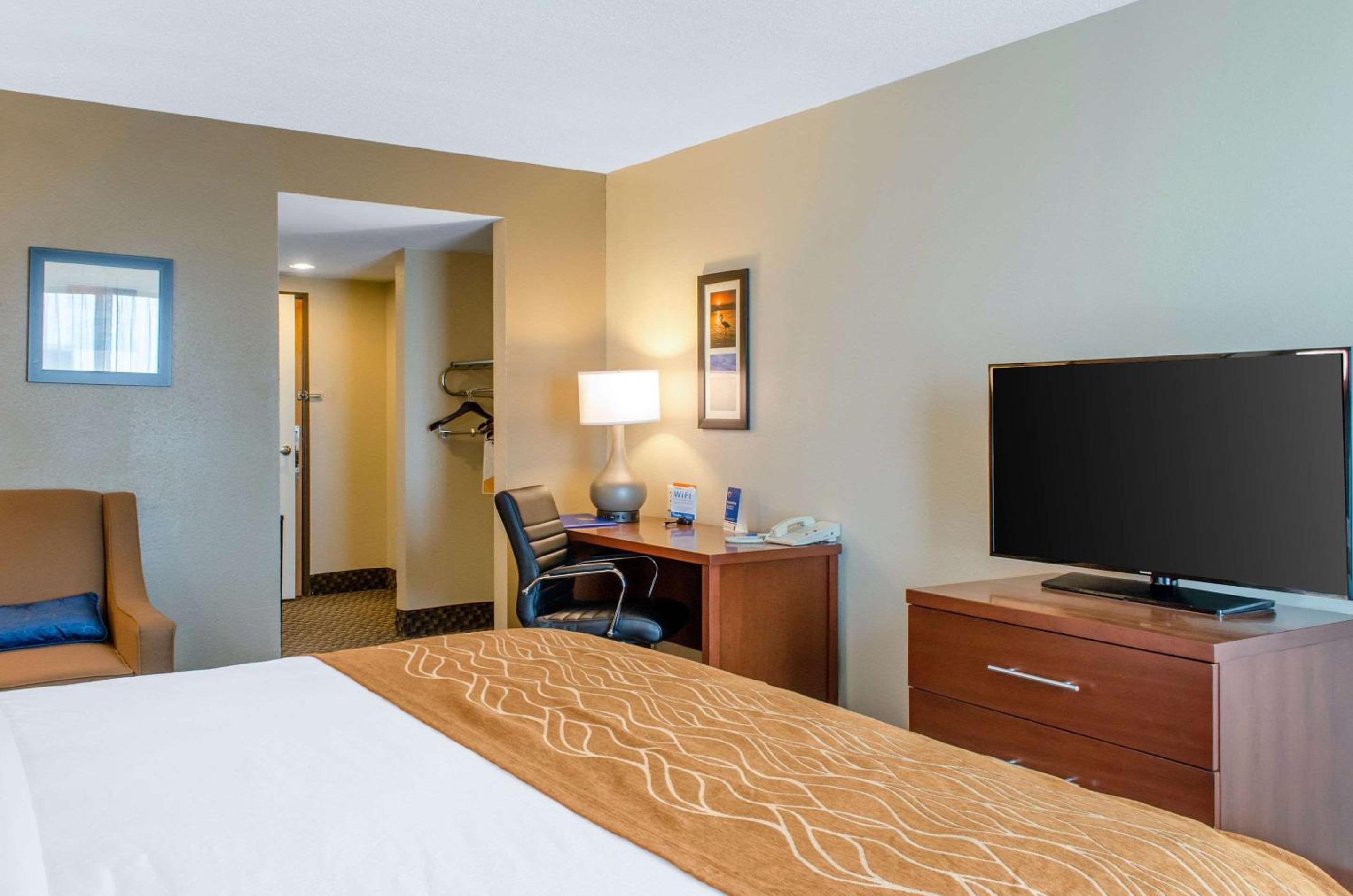 Queen Room with Two Queen Beds - Non-Smoking - Photo 4