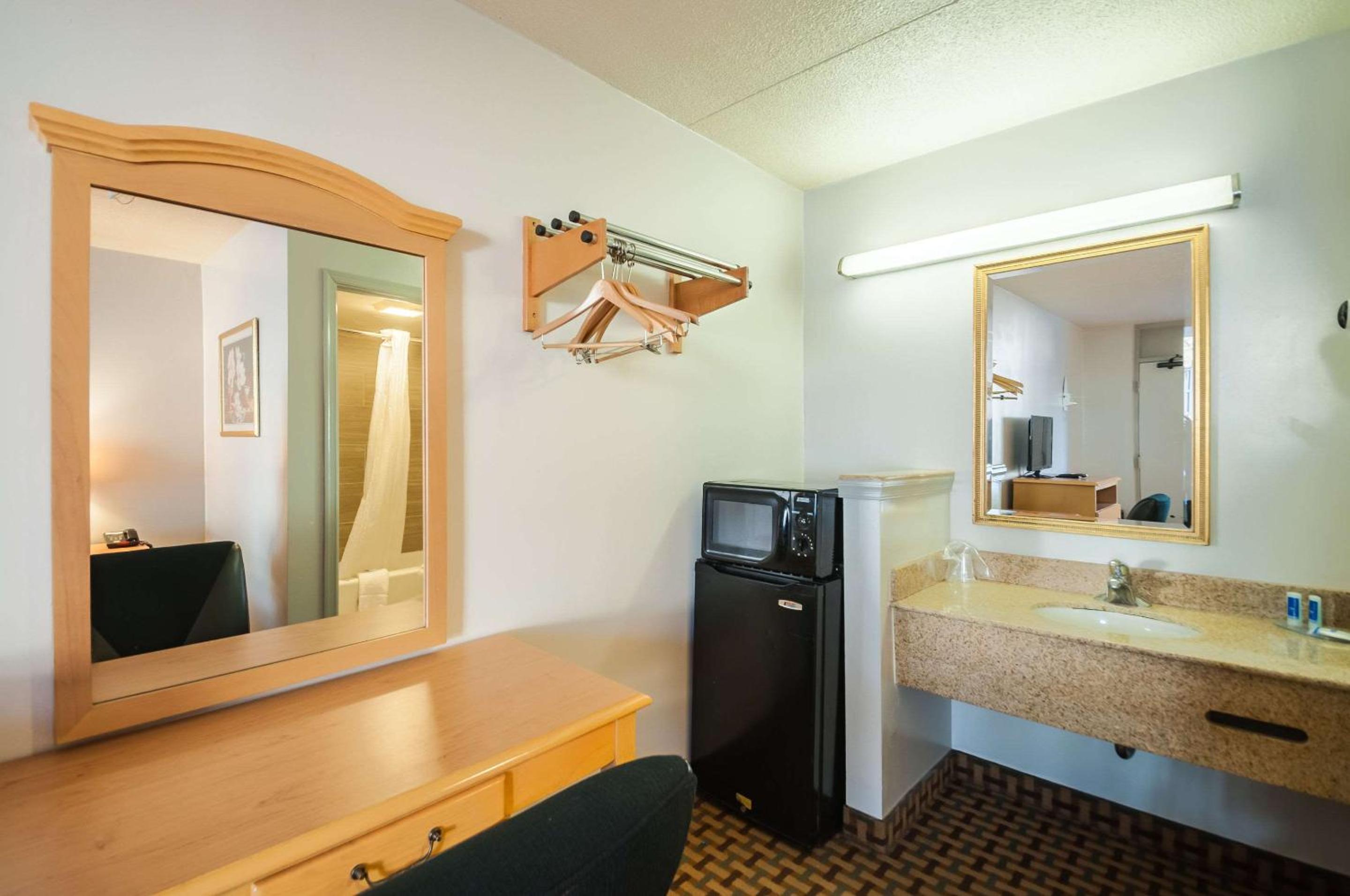 Double Room with Two Double Beds - Smoking - Photo 1