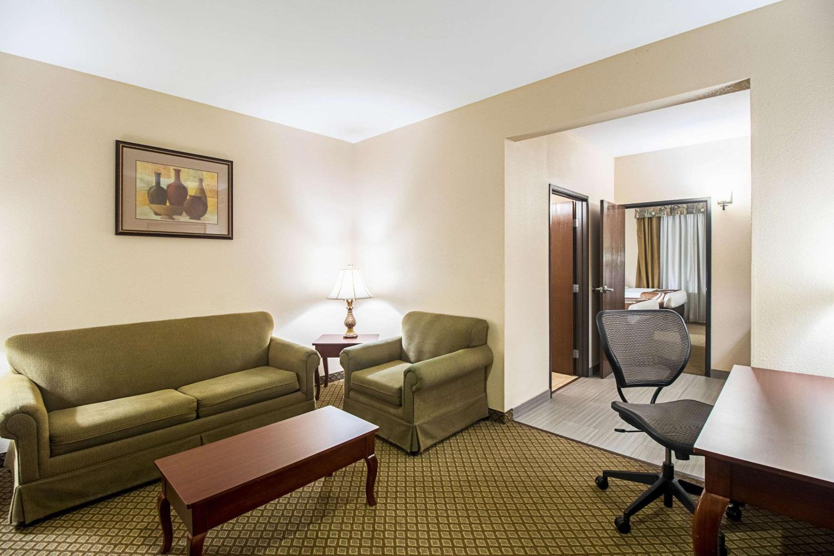Queen Suite with Two Queen Beds and Sofa Bed - Non-Smoking photo 1