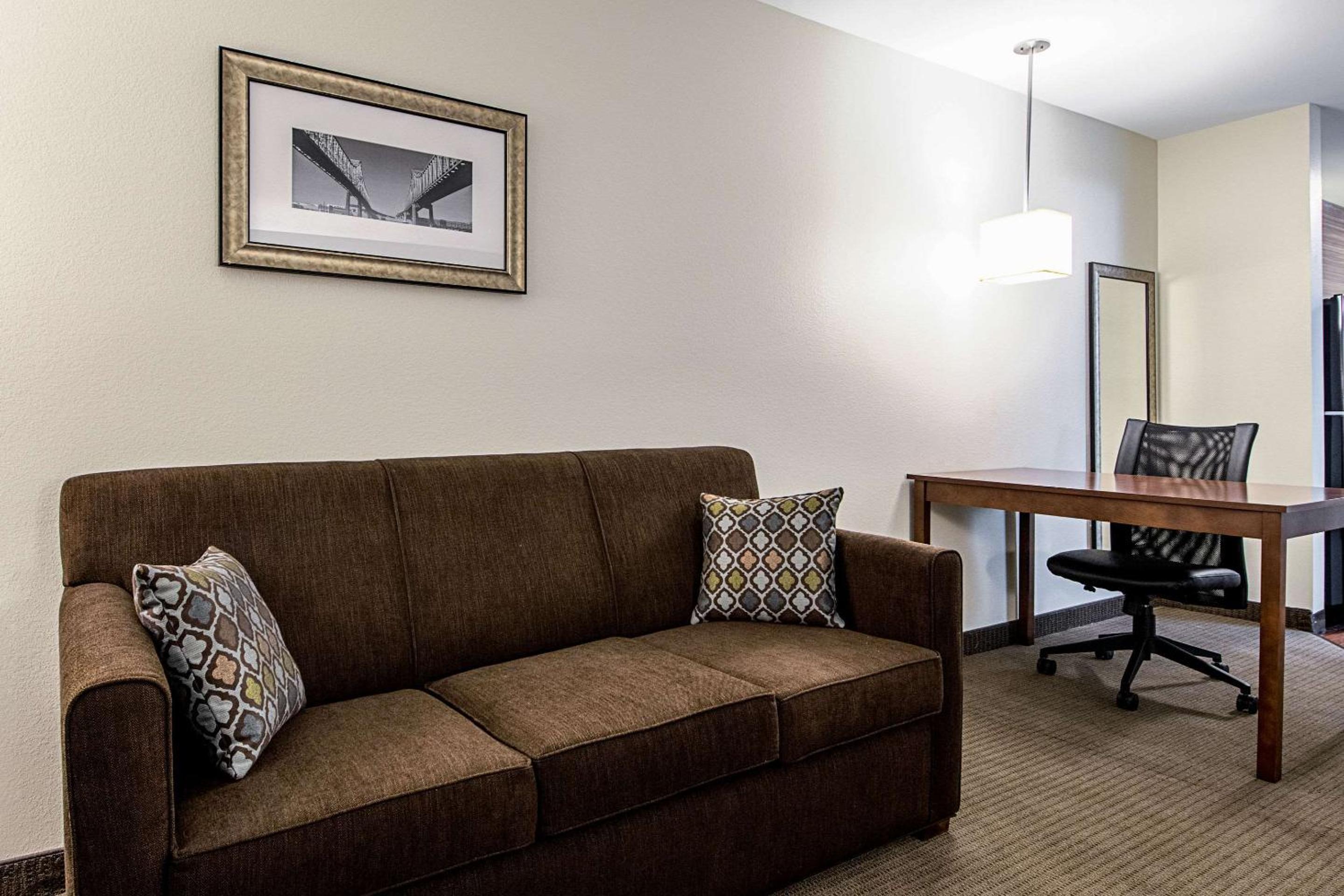 King Suite - Non-Smoking photo 2