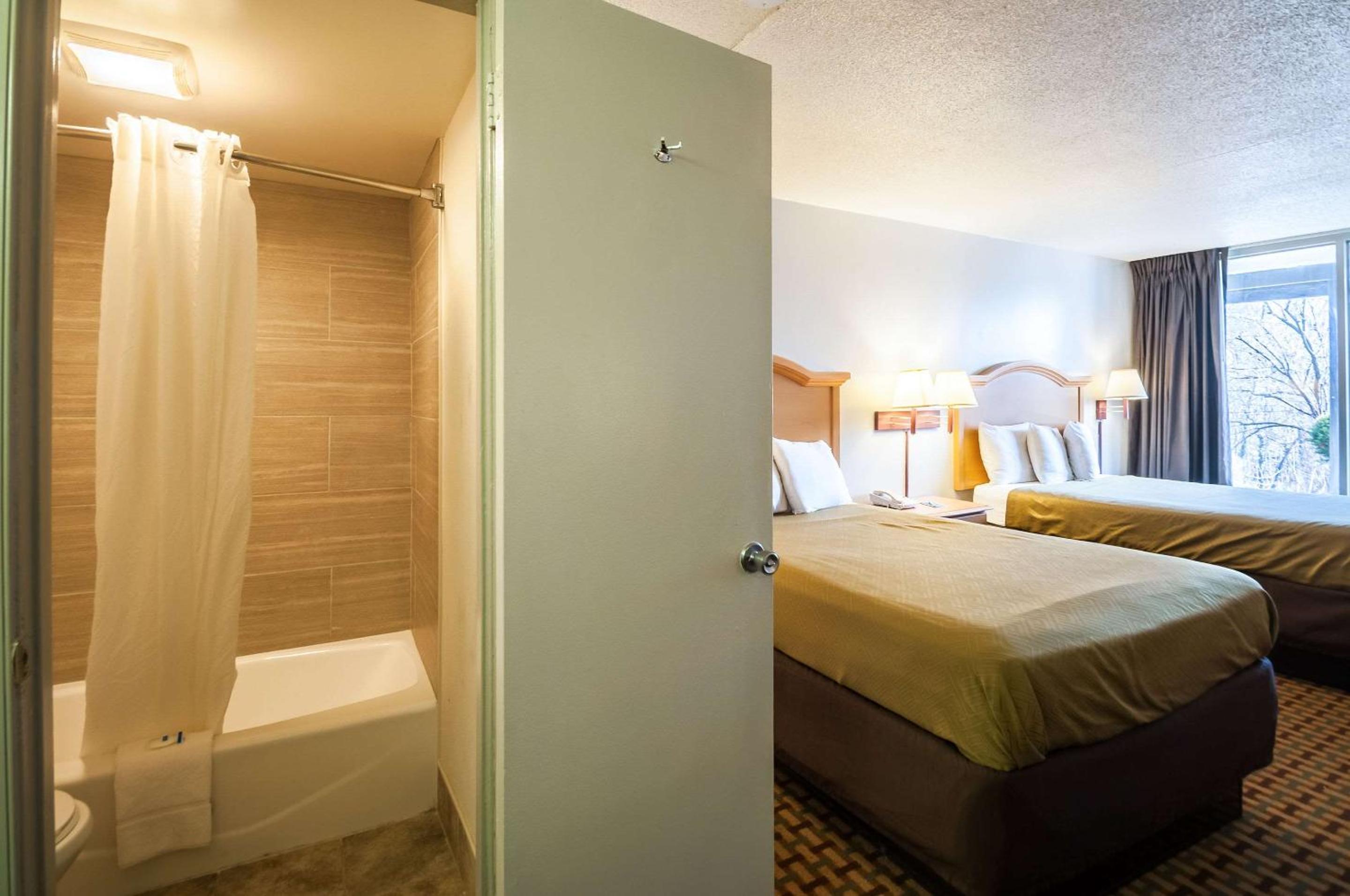 Double Room with Two Double Beds - Smoking - Photo 3
