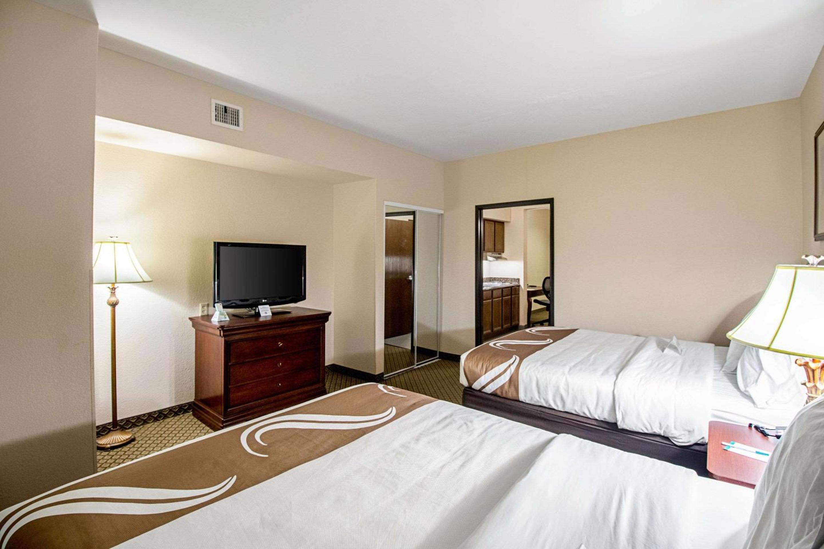 Queen Suite with Two Queen Beds and Sofa Bed - Non-Smoking photo 3