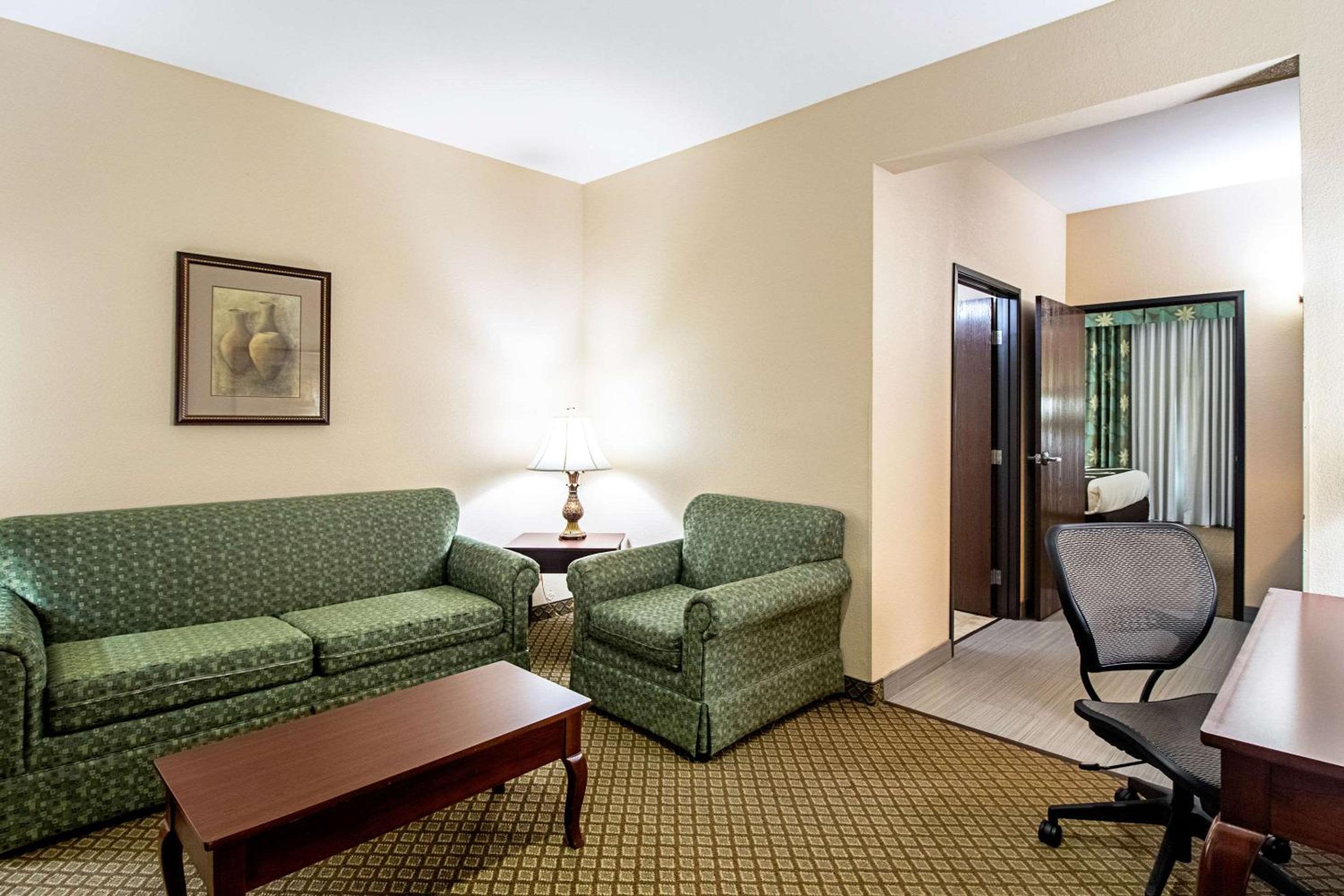 King Suite with Sofa Bed - Non-Smoking photo 1