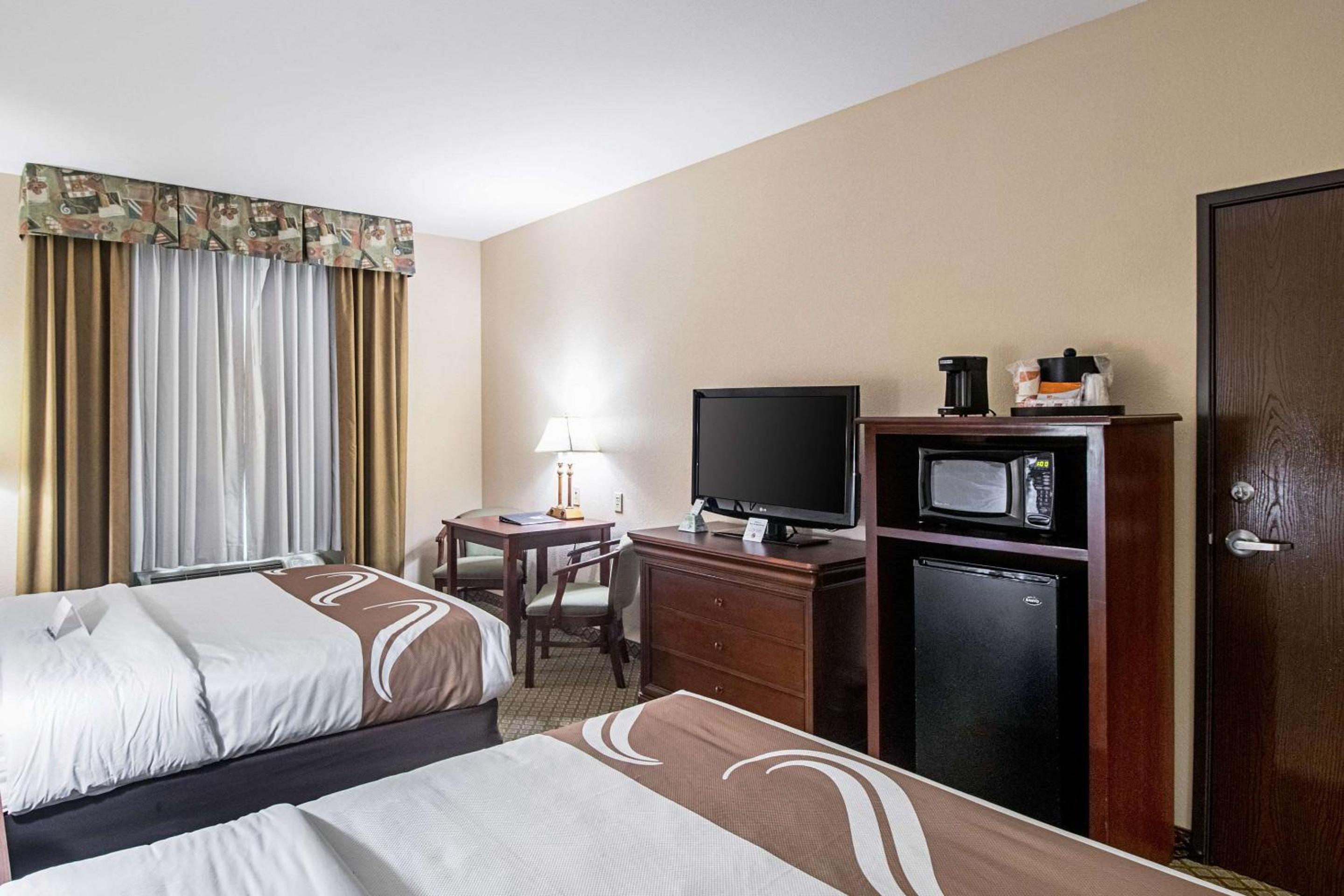 Queen Room with Two Queen Beds - Non-Smoking photo 2