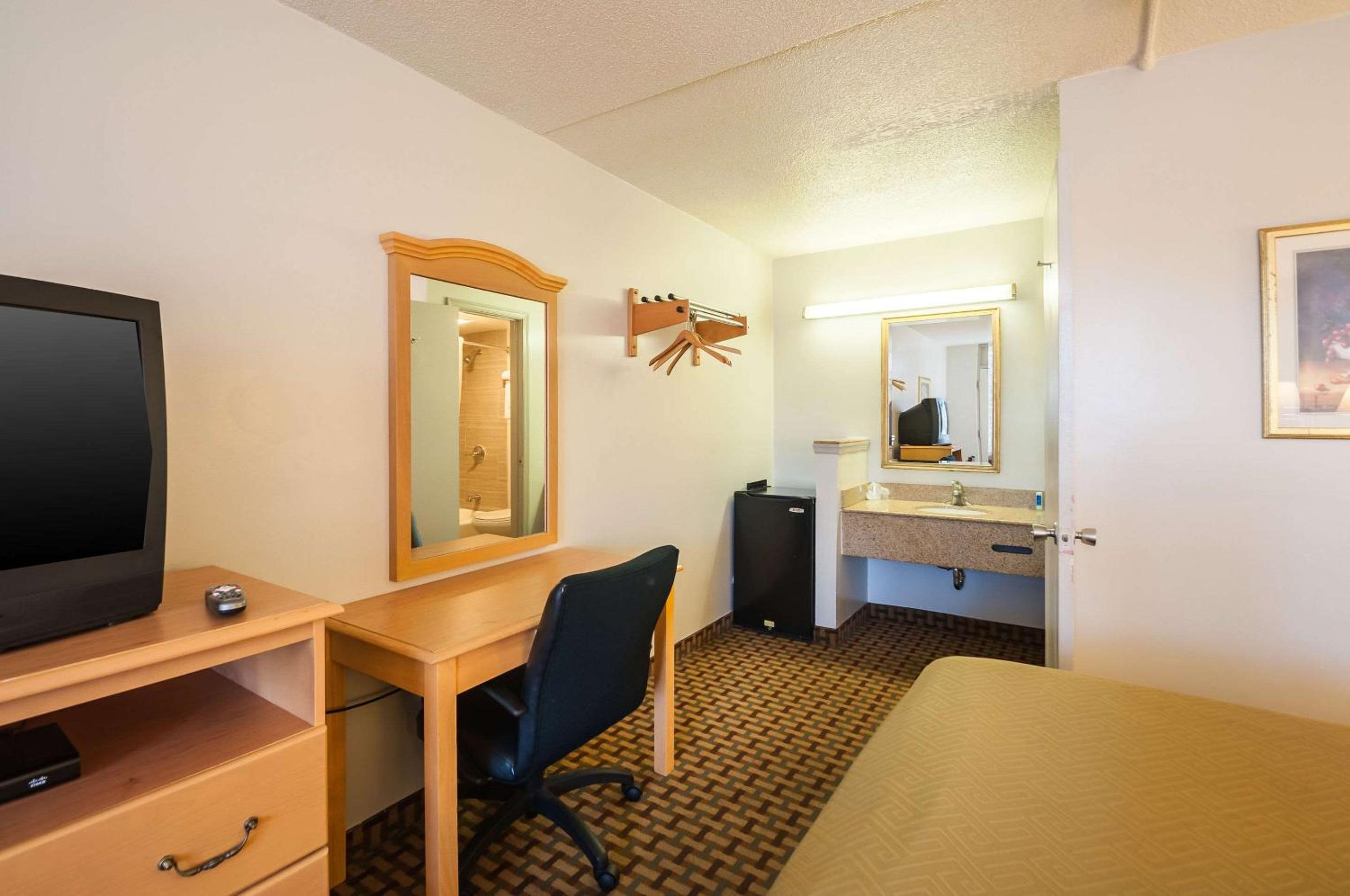 Double Room with Two Double Beds - Smoking - Photo 5