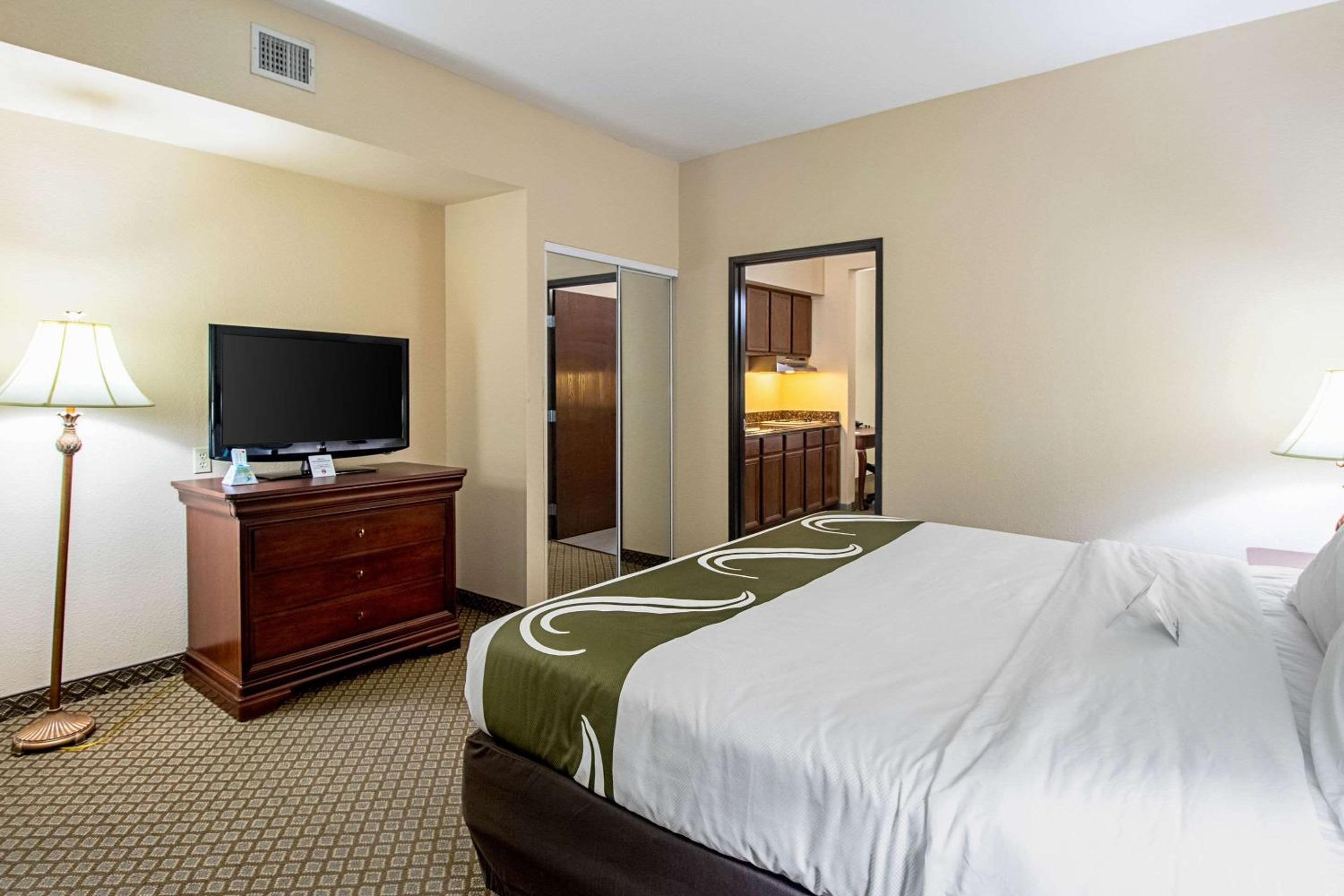 King Suite with Sofa Bed - Non-Smoking photo 2