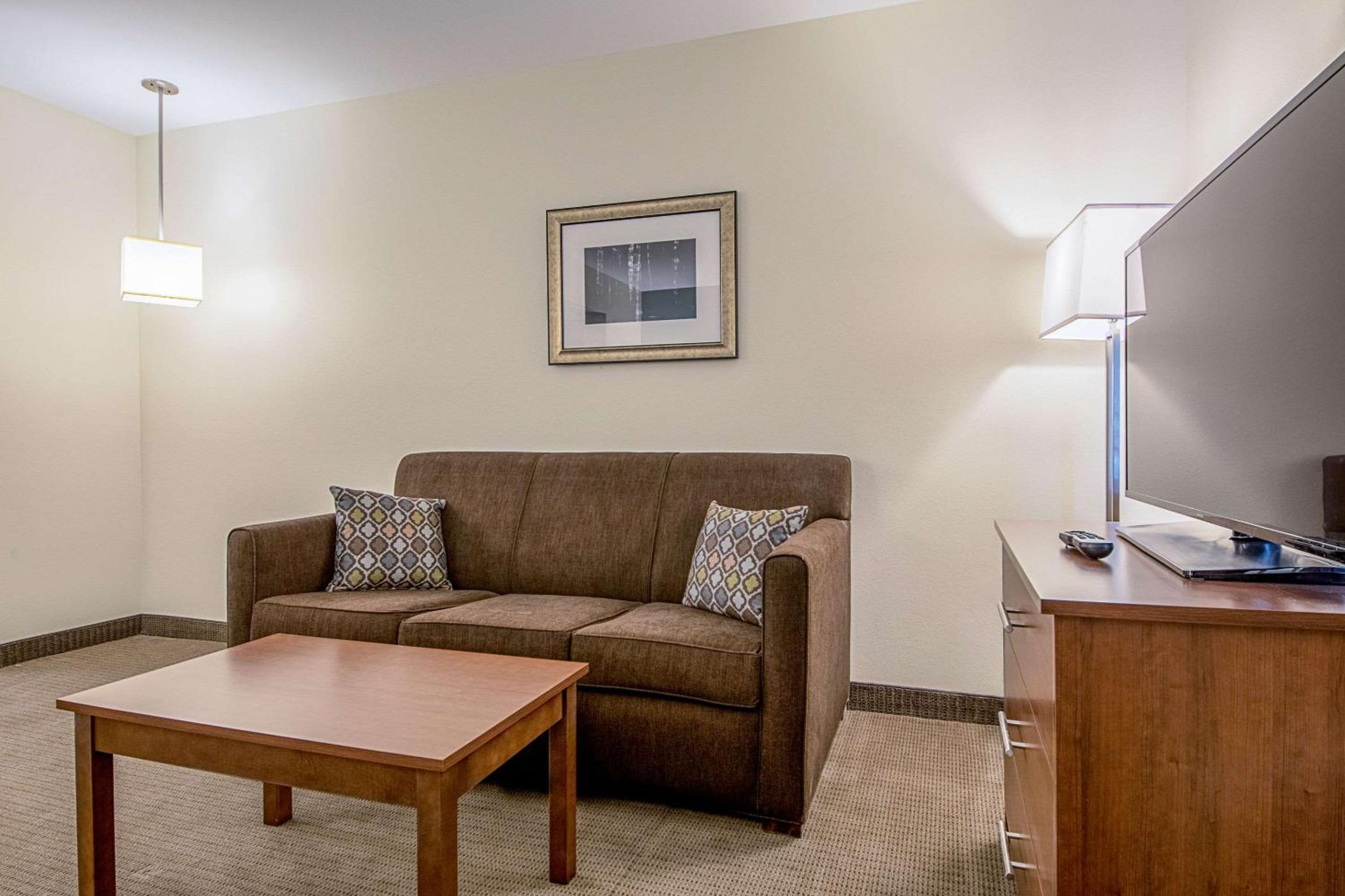 Queen Suite with Two Queen Beds - Non-Smoking photo 3