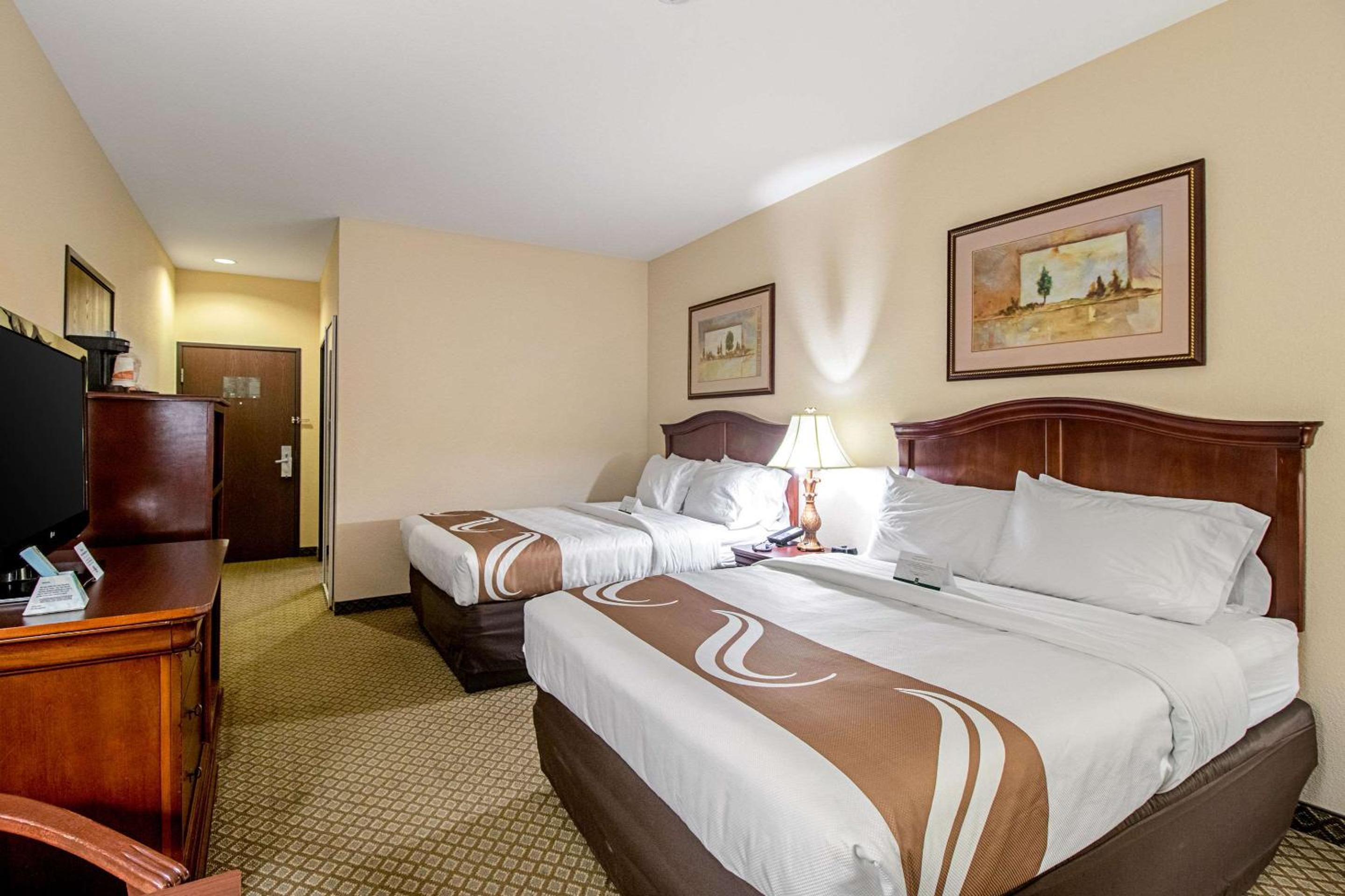 Queen Room with Two Queen Beds - Non-Smoking photo 3