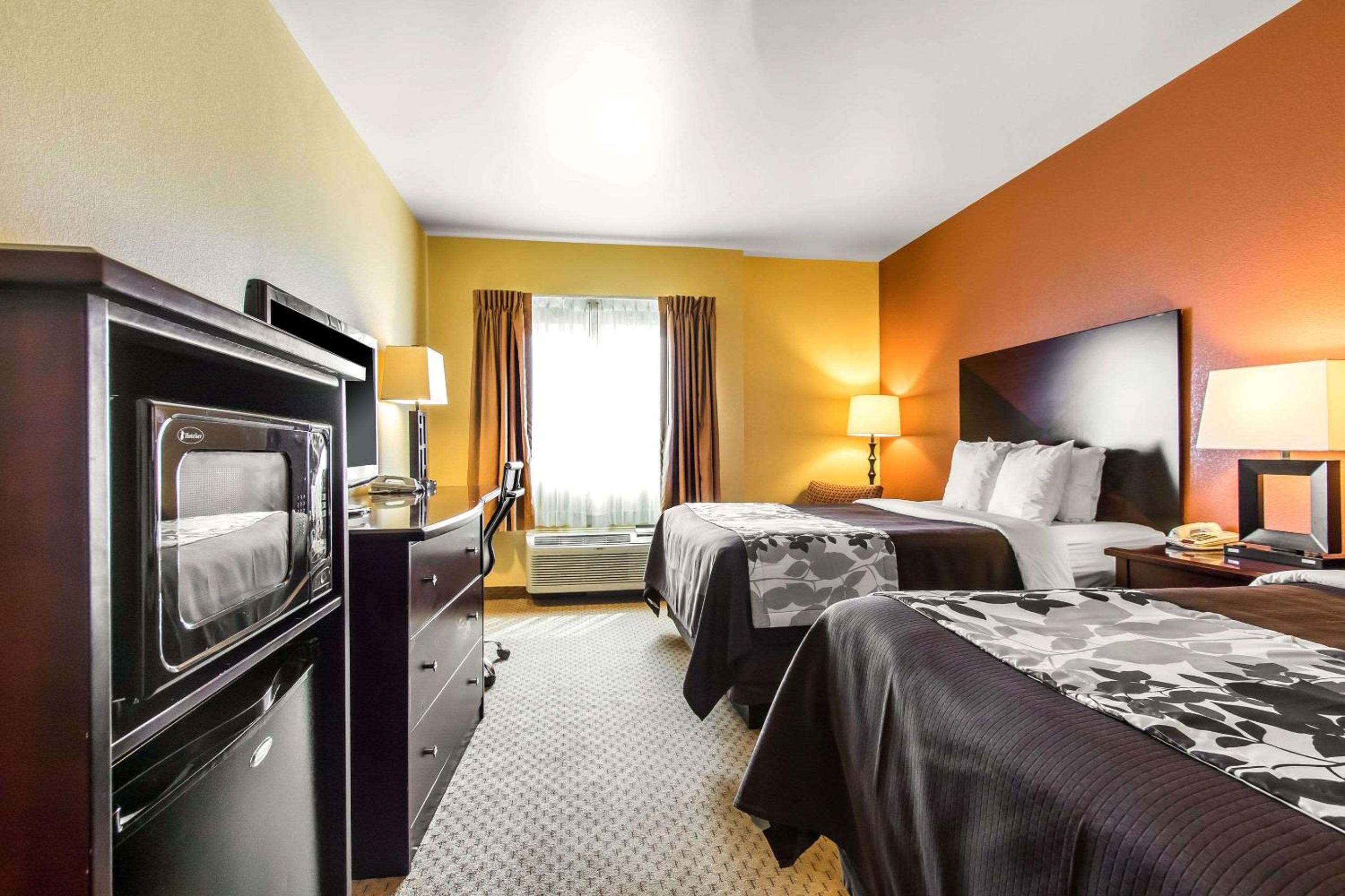 Queen Room with Two Queen Beds - Non-Smoking - Photo 1