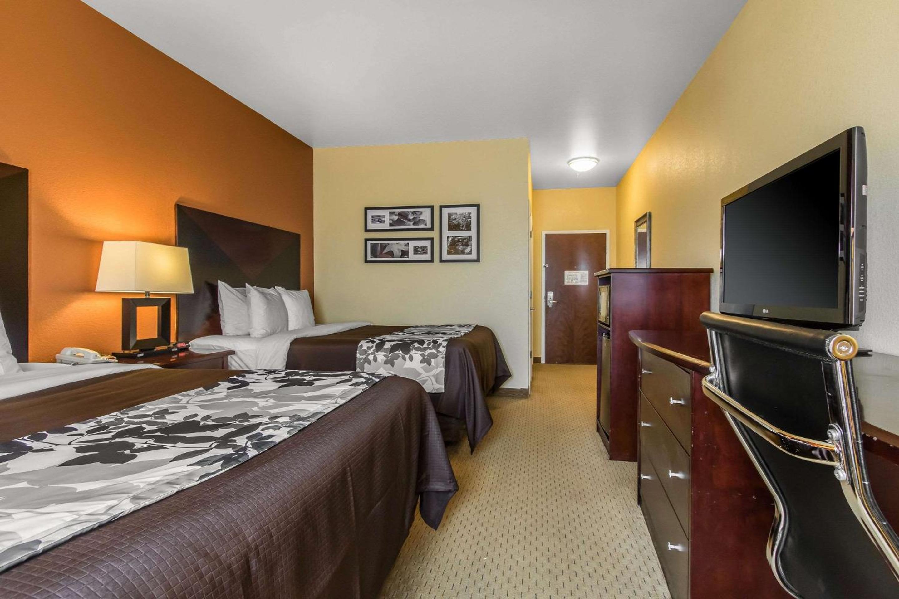Queen Room with Two Queen Beds - Non-Smoking - Photo 4