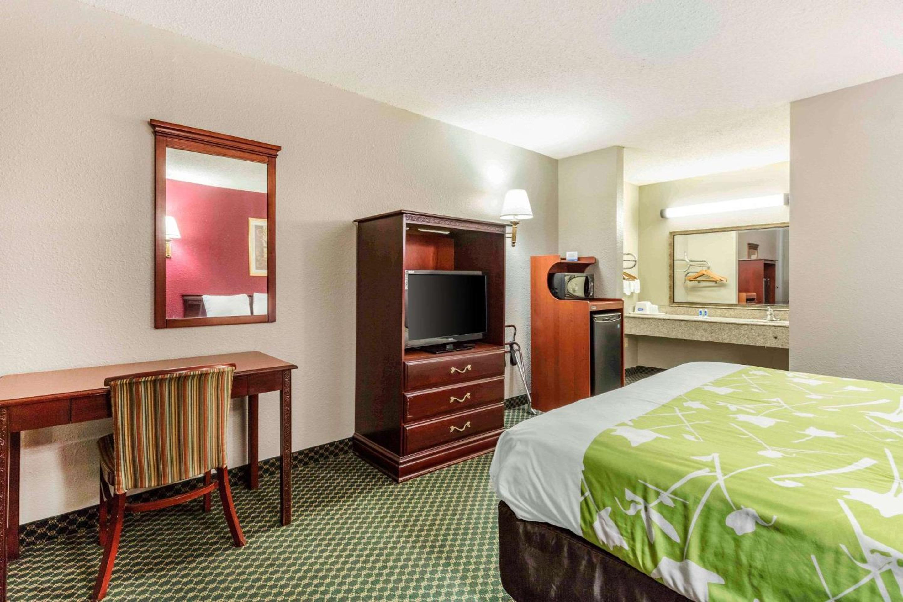 King Room - Non-Smoking photo 2