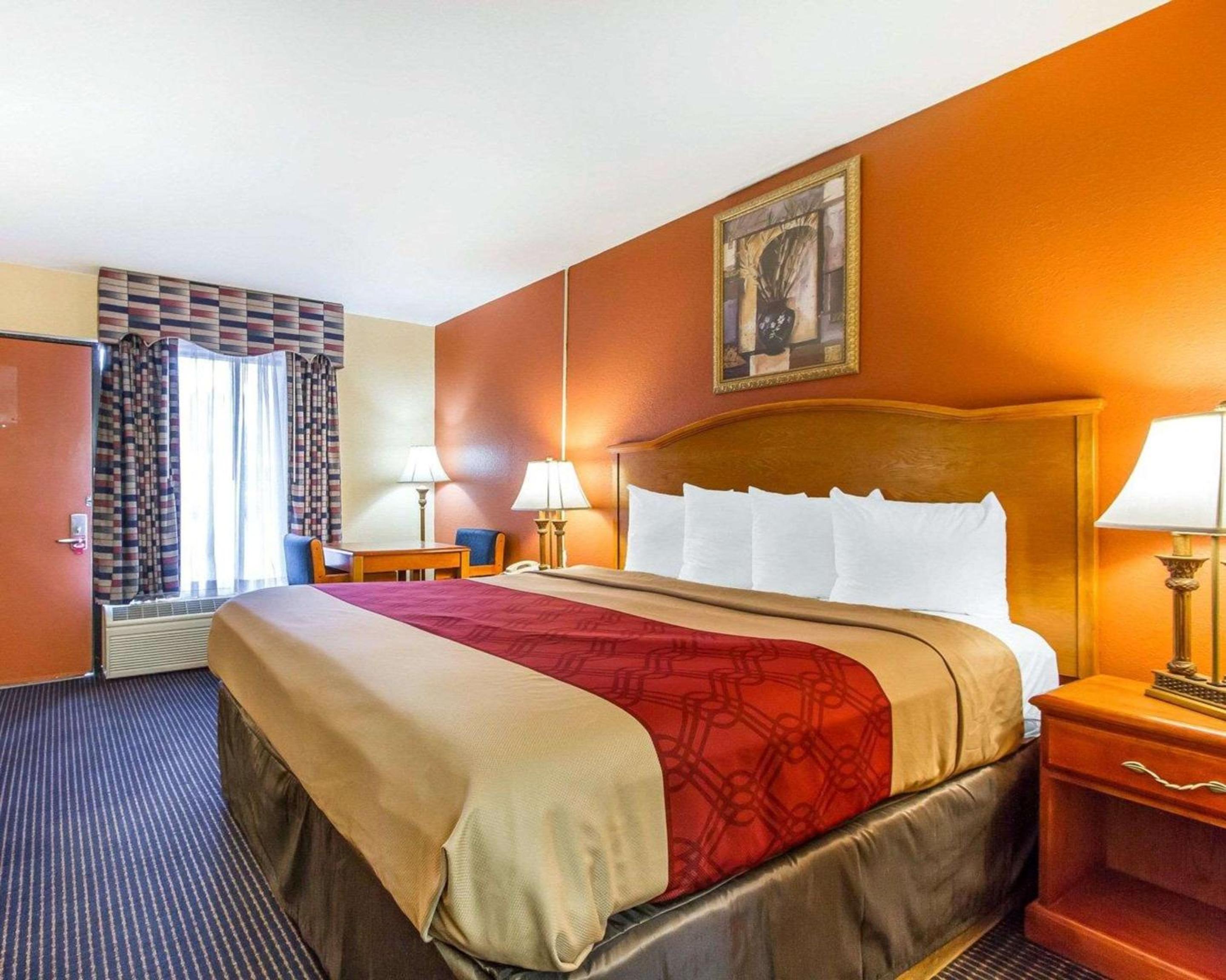 King Room - Non-Smoking - Photo 2