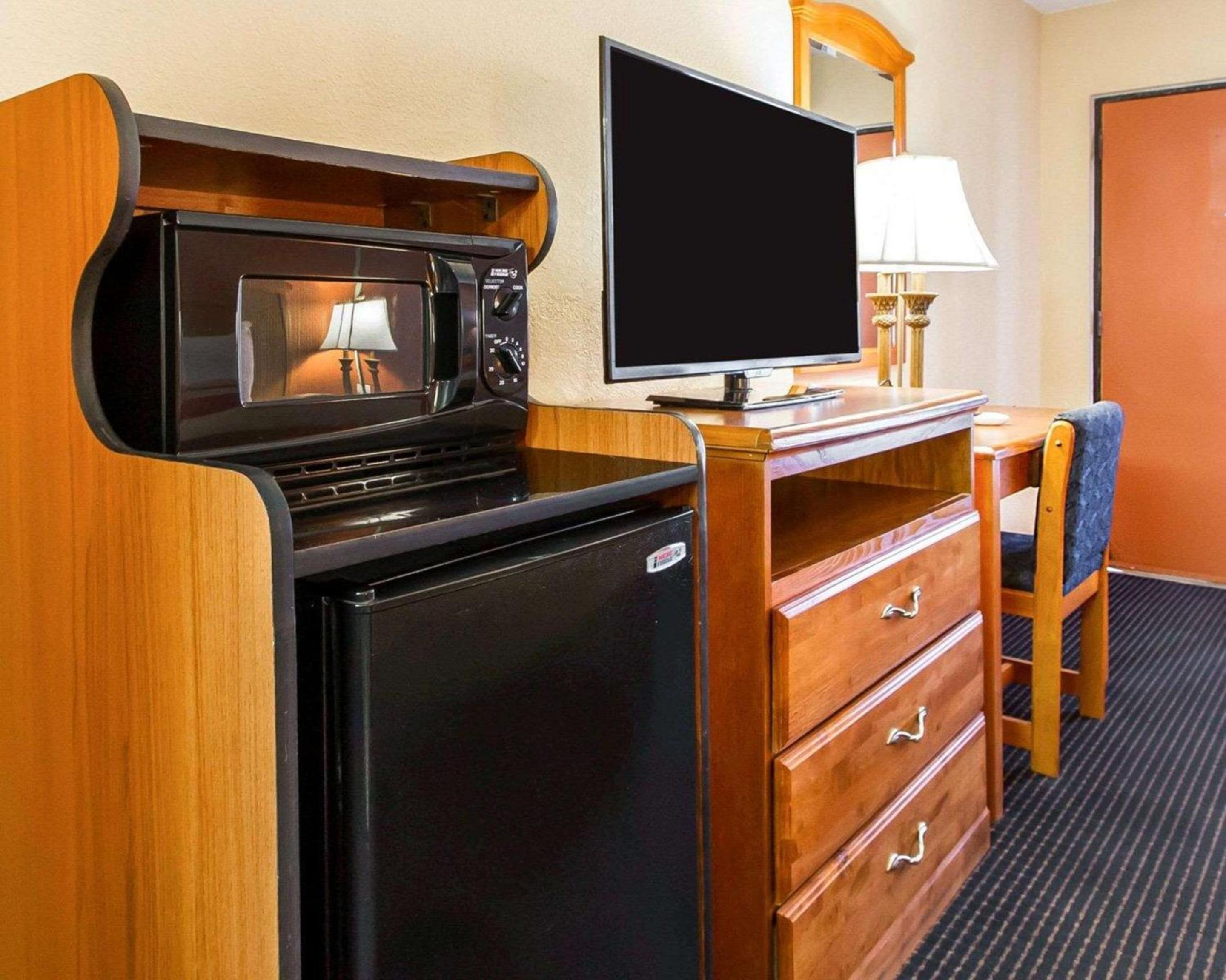 King Room - Non-Smoking - Photo 3