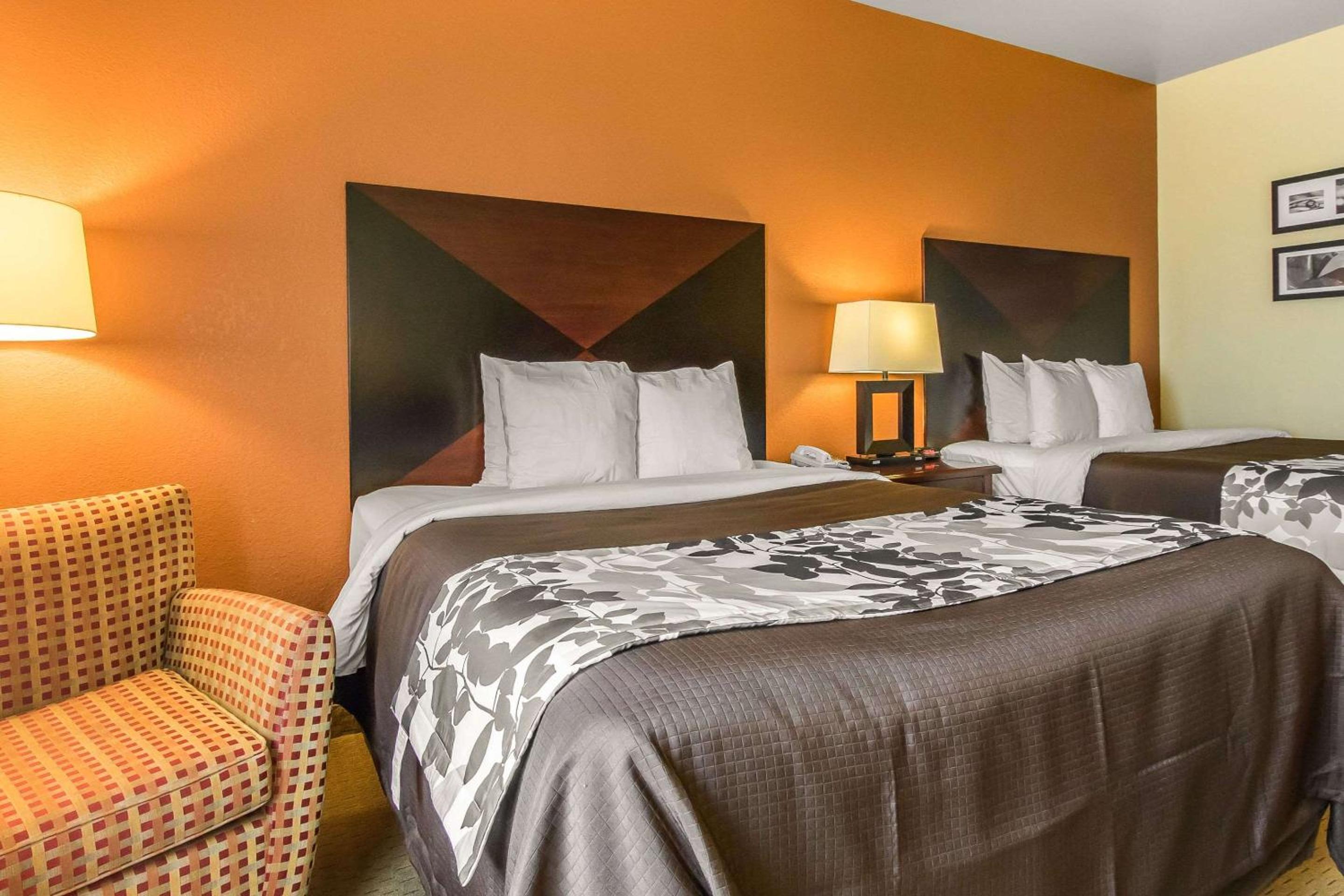 Queen Room with Two Queen Beds - Non-Smoking - Photo 2