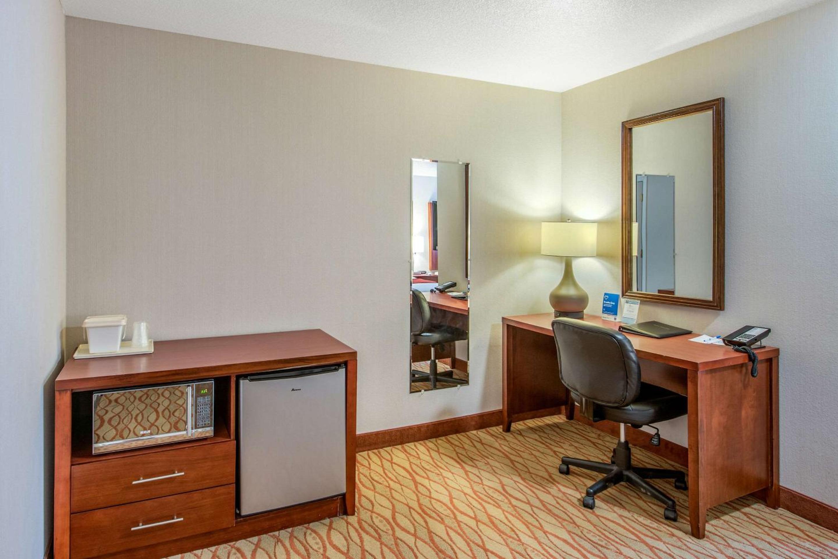 Queen Room with Two Queen Beds - Non-Smoking - Photo 1
