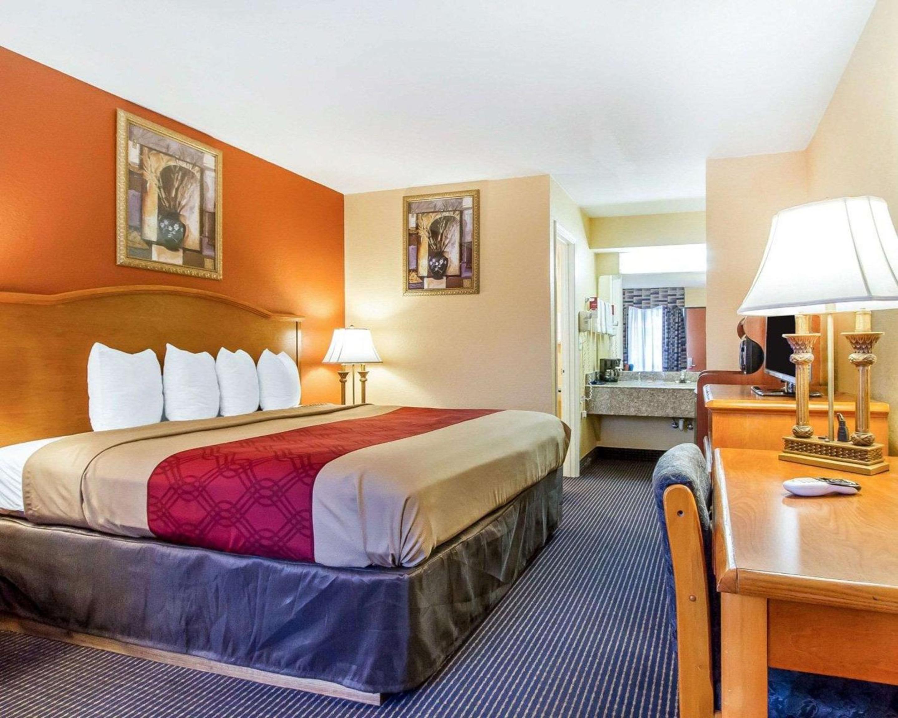 King Room - Non-Smoking - Photo 4